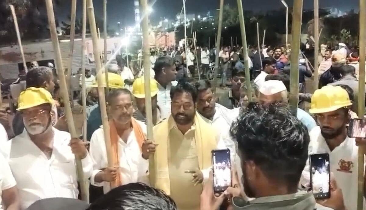 ಬಾಗಲಕೋಟೆ: ಬಡಿಗೆ ಹಿಡಿದು ರೈತರ ಕಾವಲು