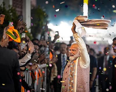 ಕಾರ್ಯಕರ್ತರತ್ತ ಕೈ ಬೀಸಿದ ಮೋದಿ 