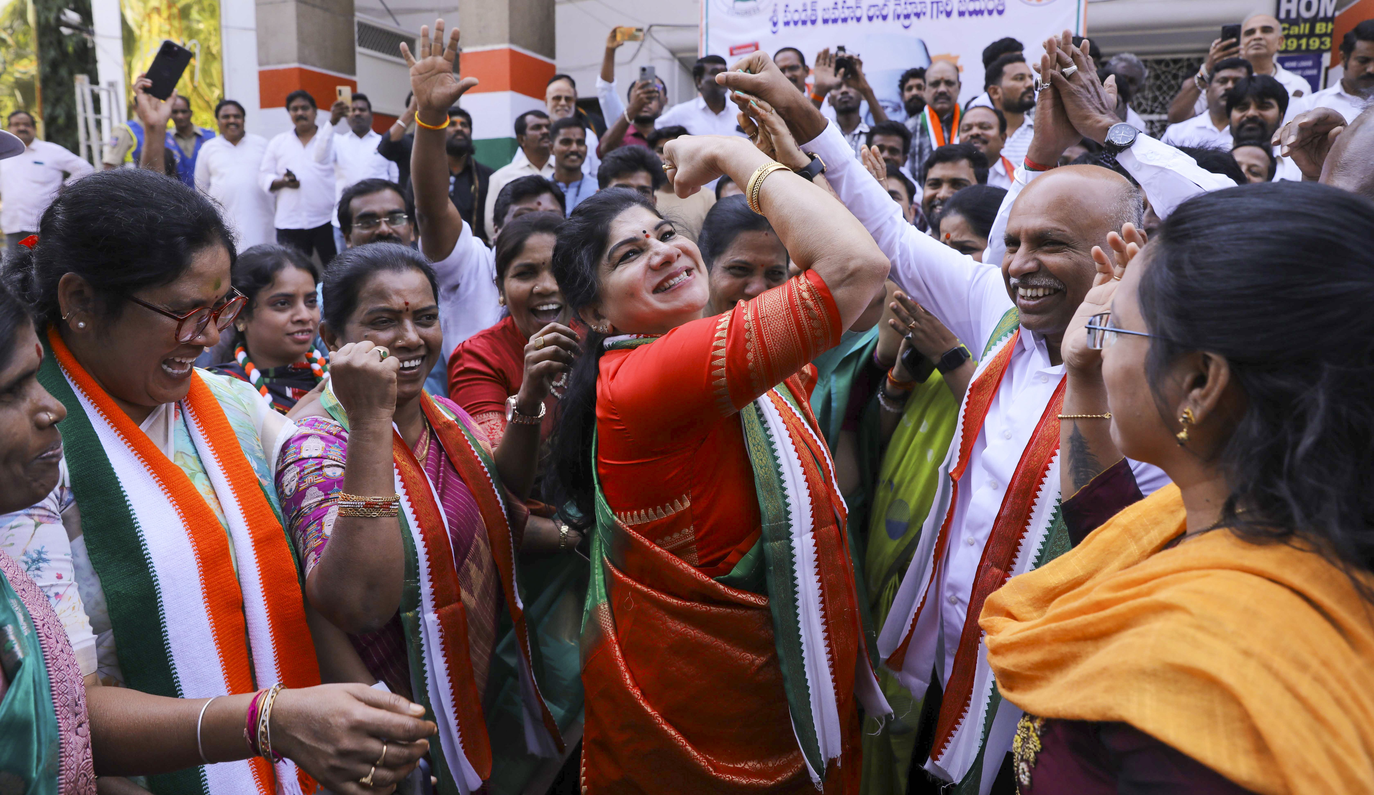 ತೆಲಂಗಾಣದ ಜುಬಿಲಿ ಹಿಲ್ಸ್‌ ವಿಧಾನಸಭಾ ಕ್ಷೇತ್ರದಲ್ಲಿ ಕಾಂಗ್ರೆಸ್‌ ಅಭ್ಯರ್ಥಿ ನವೀನ್‌ ಯಾದವ್‌ ಗೆಲುವು ಪಡೆದ ಬಳಿಕ ಪಕ್ಷದ ಕಾರ್ಯಕರ್ತರು ಹೈದರಾಬಾದ್‌ನ ಪಕ್ಷದ ಕಚೇರಿ ಮುಂಭಾಗದಲ್ಲಿ ಕುಣಿದು ಸಂಭ್ರಮಿಸಿದರು