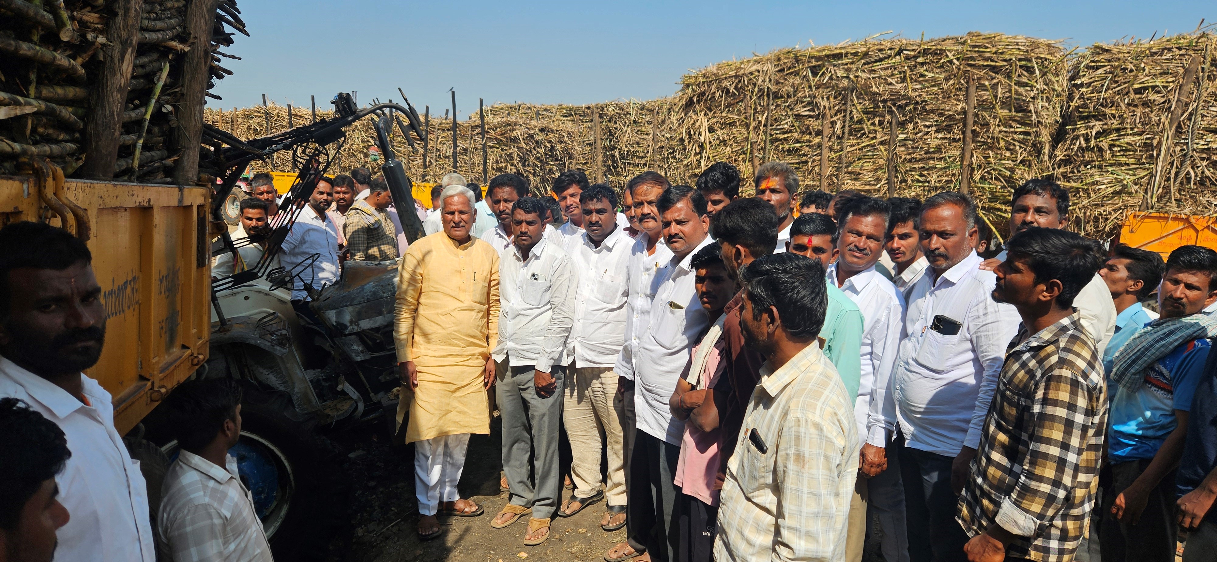 ಮಹಾಲಿಂಗಪುರ ಸಮೀಪದ ಸಮೀರವಾಡಿಯ ಗೋದಾವರಿ ಸಕ್ಕರೆ ಕಾರ್ಖಾನೆ ಕೇನ್‍ಯಾರ್ಡ್‍ಗೆ ಭೇಟಿ ನೀಡಿದ ಶಾಸಕ ಸಿದ್ದು ಸವದಿ ಪರಿಸ್ಥಿತಿ ಅವಲೋಕಿಸಿದರು
