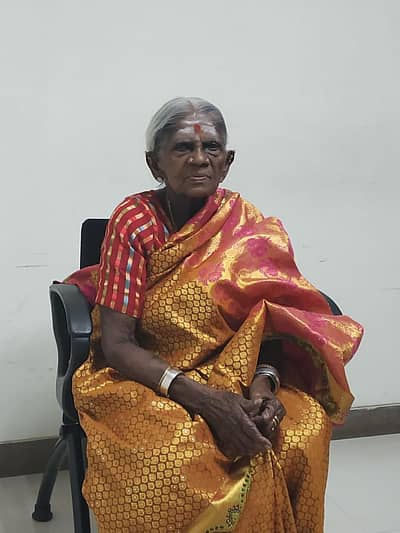 ಸಾಲುಮರದ ತಿಮ್ಮಕ್ಕ ಅವರು ಮಕ್ಕಳಿಲ್ಲದ ಕಾರಣಕ್ಕೆ ರಸ್ತೆಯ ಬದಿಯಲ್ಲಿ ಆಲದ ಸಸಿಗಳನ್ನು ನೆಟ್ಟು ಅವುಗಳನ್ನೇ ಮಕ್ಕಳಂತೆ ಭಾವಿಸಿದ ಪರಿಸರವಾದಿ.