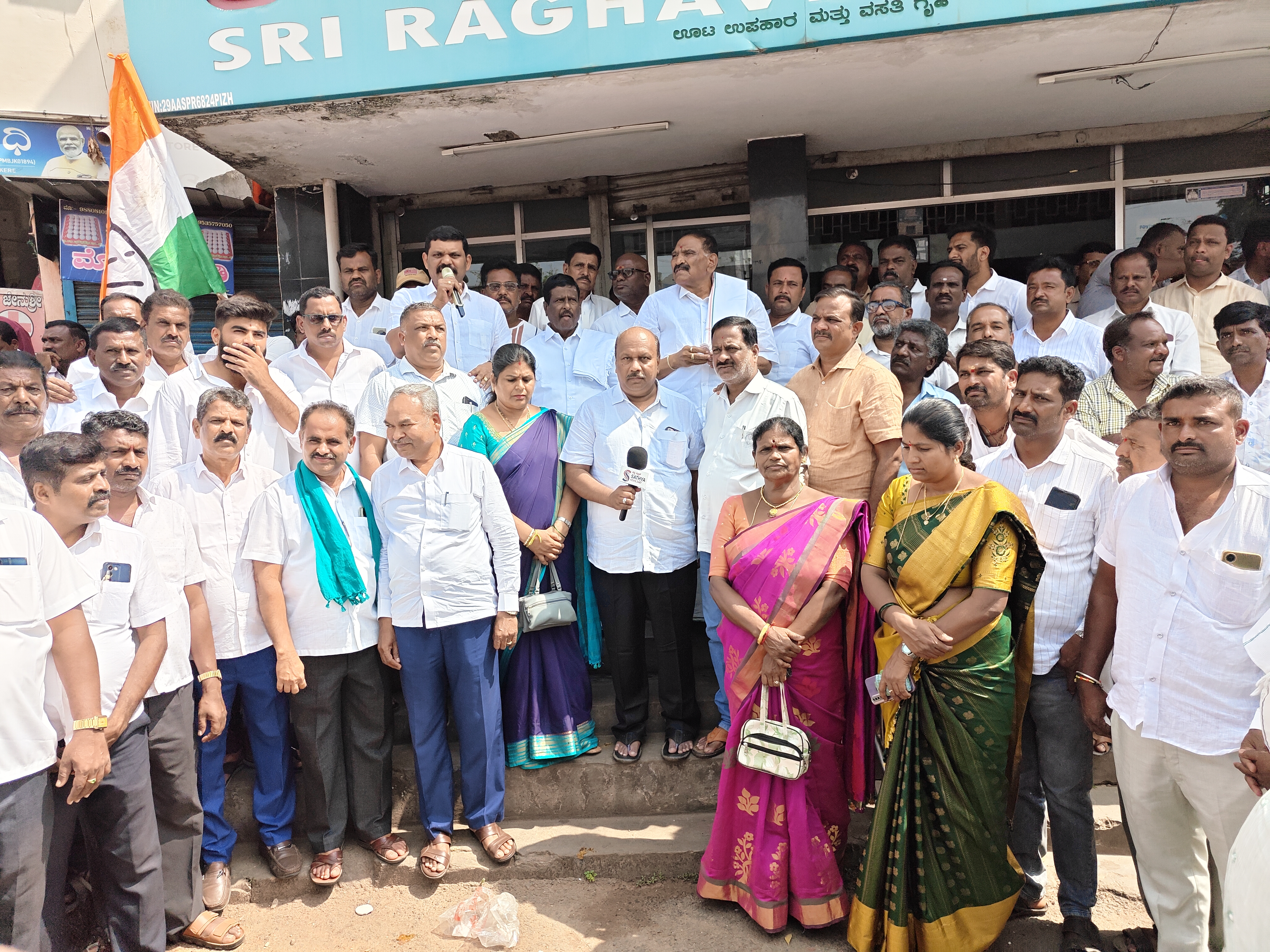 ಶಾಸಕ ಕೆ.ಎಂ. ಶಿವಲಿಂಗೇಗೌಡ ನೇತೃತ್ವದಲ್ಲಿ ಅರಸೀಕೆರೆಯ ಪಿಪಿ ವೃತ್ತದಲ್ಲಿ ಸೇರಿದ ಕಾಂಗ್ರೆಸ್ ಮುಖಂಡರು ಹಾಗೂ ಕಾರ್ಯಕರ್ತರು ಸಂಭ್ರಮಾಚರಣೆ ಮಾಡಿದರು 