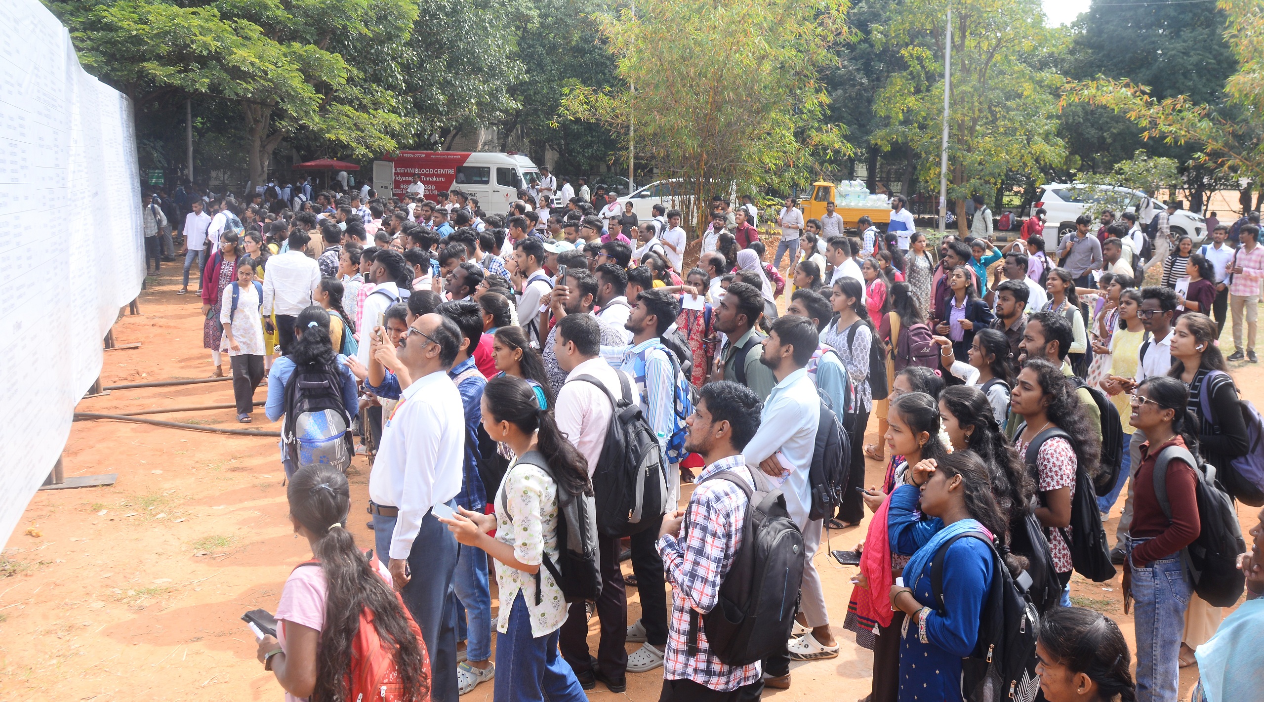 ತುಮಕೂರು ವಿ.ವಿ.ಯಲ್ಲಿ ಶುಕ್ರವಾರ ನಡೆದ ಉದ್ಯೋಗ ಮೇಳದಲ್ಲಿ ಭಾಗವಹಿಸಿದ್ದ ಯುವ ಸಮೂಹ