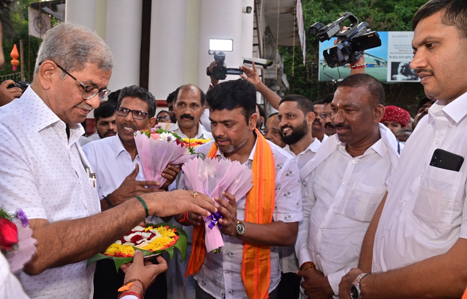 ಪಾದಯಾತ್ರಿಗಳನ್ನು ಧರ್ಮಸ್ಥಳದಲ್ಲಿ ಪ್ರವೇಶ ದ್ವಾರದ ಬಳಿ ಡಿ.ಹರ್ಷೇಂದ್ರ ಕುಮಾರ್ ಸ್ವಾಗತಿಸಿದರು
