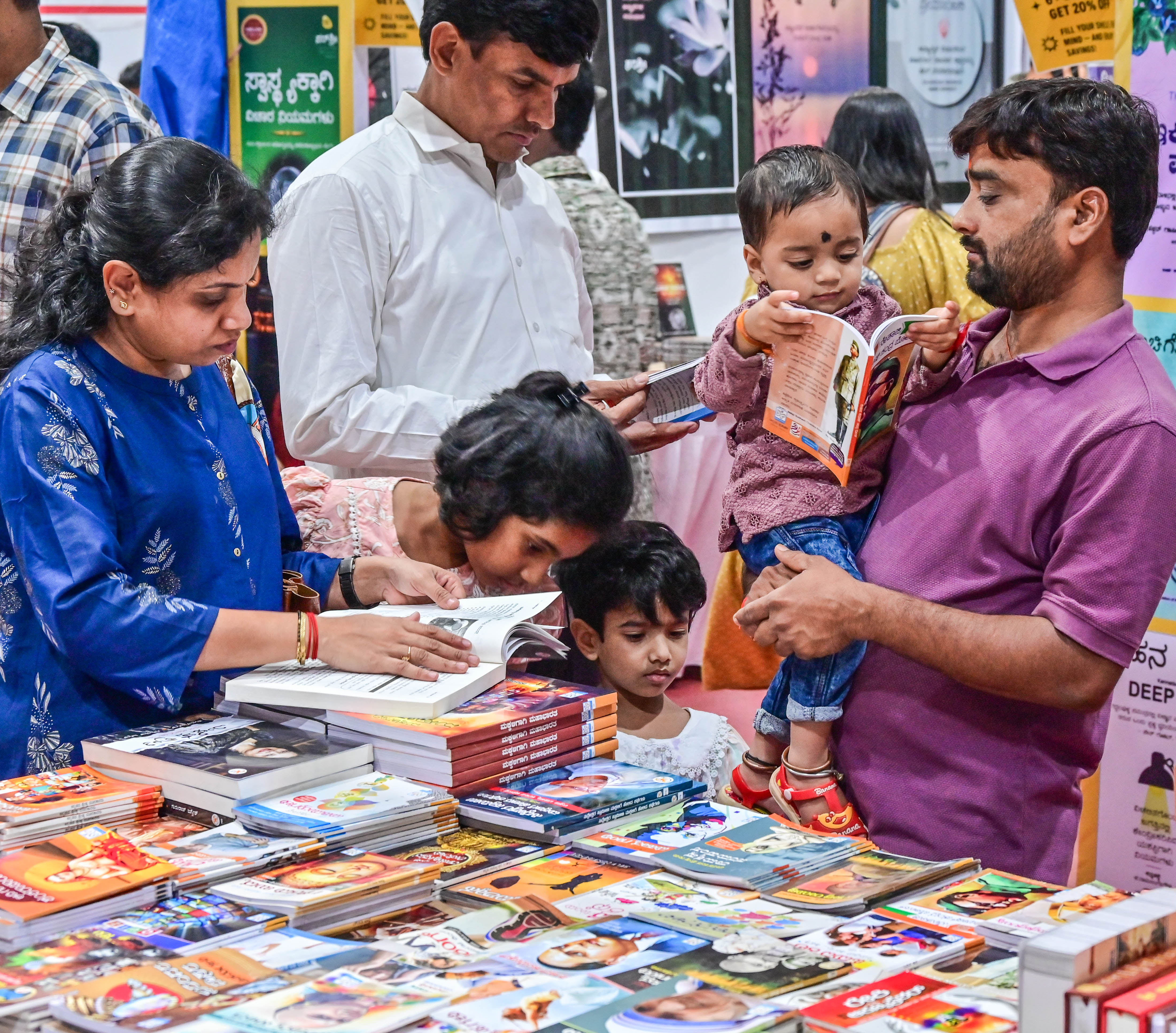 ‘ಅಮ್ಮನಿಗೂ ಒಂದು ನನಗೂ ಒಂದು...’ ಪುಸ್ತಕ ಸಂತೆಯಲ್ಲಿ ಪುಸ್ತಕ ಕುತೂಹಲಿ ಕುಟುಂಬ –ಪ್ರಜಾವಾಣಿ ಚಿತ್ರ