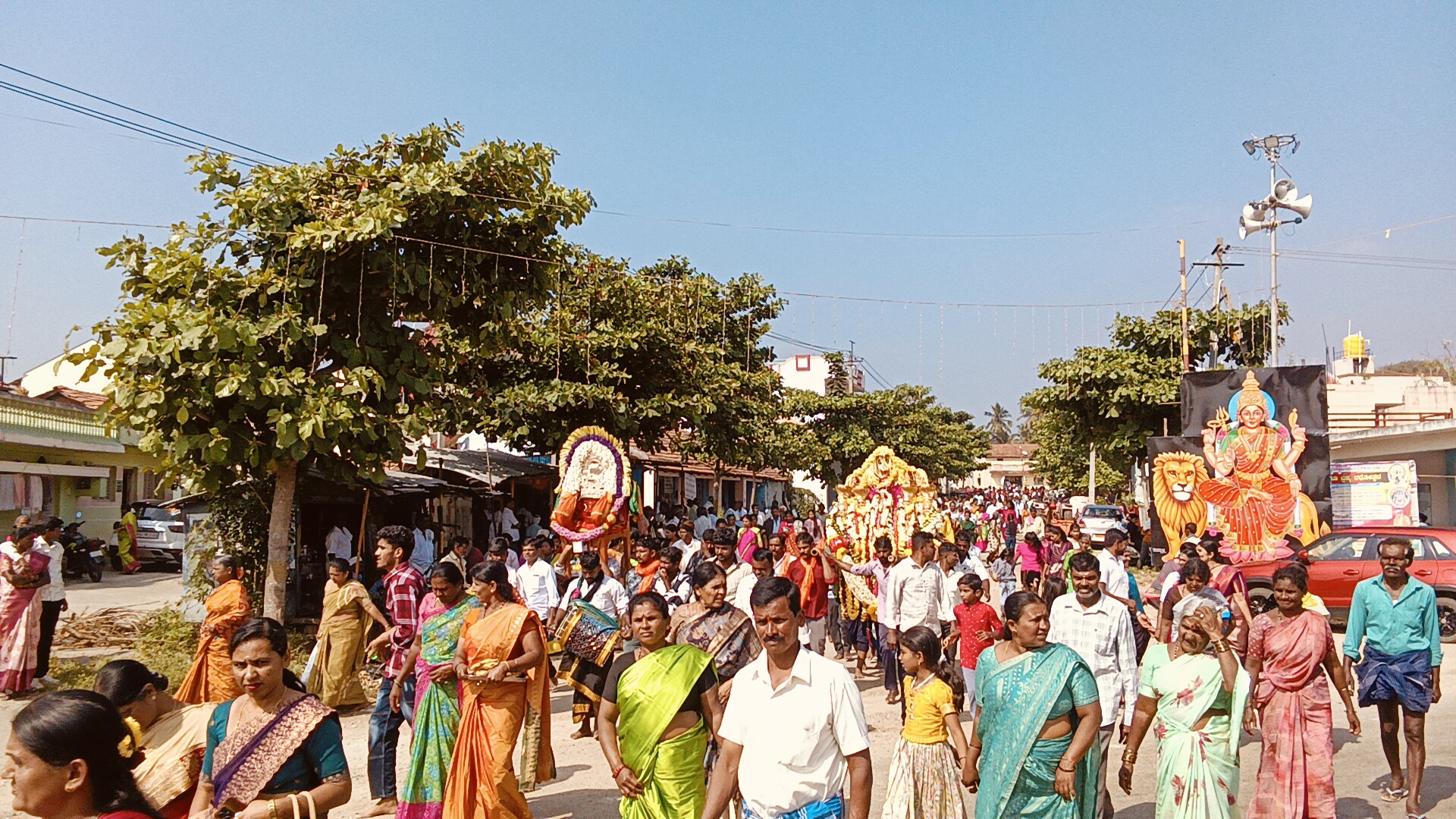 ನುಗ್ಗೇಹಳ್ಳಿ ಹೋಬಳಿಯ ಜಂಬೂರಿನ ಶನೇಶ್ವರ ಸ್ವಾಮಿ ಅದ್ಧೂರಿ ಜಾತ್ರಾ ಮಹೋತ್ಸವ ಬ್ರಹ್ಮರಥೋತ್ಸವ ಅಂಗವಾಗಿ ಗ್ರಾಮದ ರಾಜ ಬೀದಿಗಳಲ್ಲಿ ದೇವರುಗಳ ಉತ್ಸವದ ಮೆರವಣಿಗೆ
