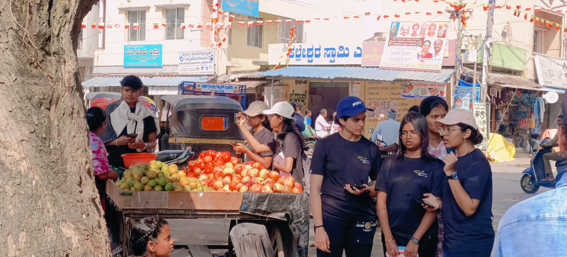 ಮಾಗಡಿ ಪಟ್ಟಣವನ್ನು ಕಸಮುಕ್ತ ನಗರವಾಗಿ ಮಾಡುವ ನಿಟ್ಟಿನಲ್ಲಿ 90 ದಿನಗಳ ಅಧ್ಯಯನ ಹಿನ್ನೆಲೆಯಲ್ಲಿ ಬೆಂಗಳೂರಿನ ವಿವಿಧ ಕಾಲೇಜಿನ ವಿದ್ಯಾರ್ಥಿಗಳು ಕಸ ನಿರ್ವಹಣೆ ಬಗ್ಗೆ ಬೀದಿಬದಿ ವ್ಯಾಪಾರಸ್ಥರಿಗೆ ಅರಿವು ಮೂಡಿಸುತ್ತಿರುವುದು