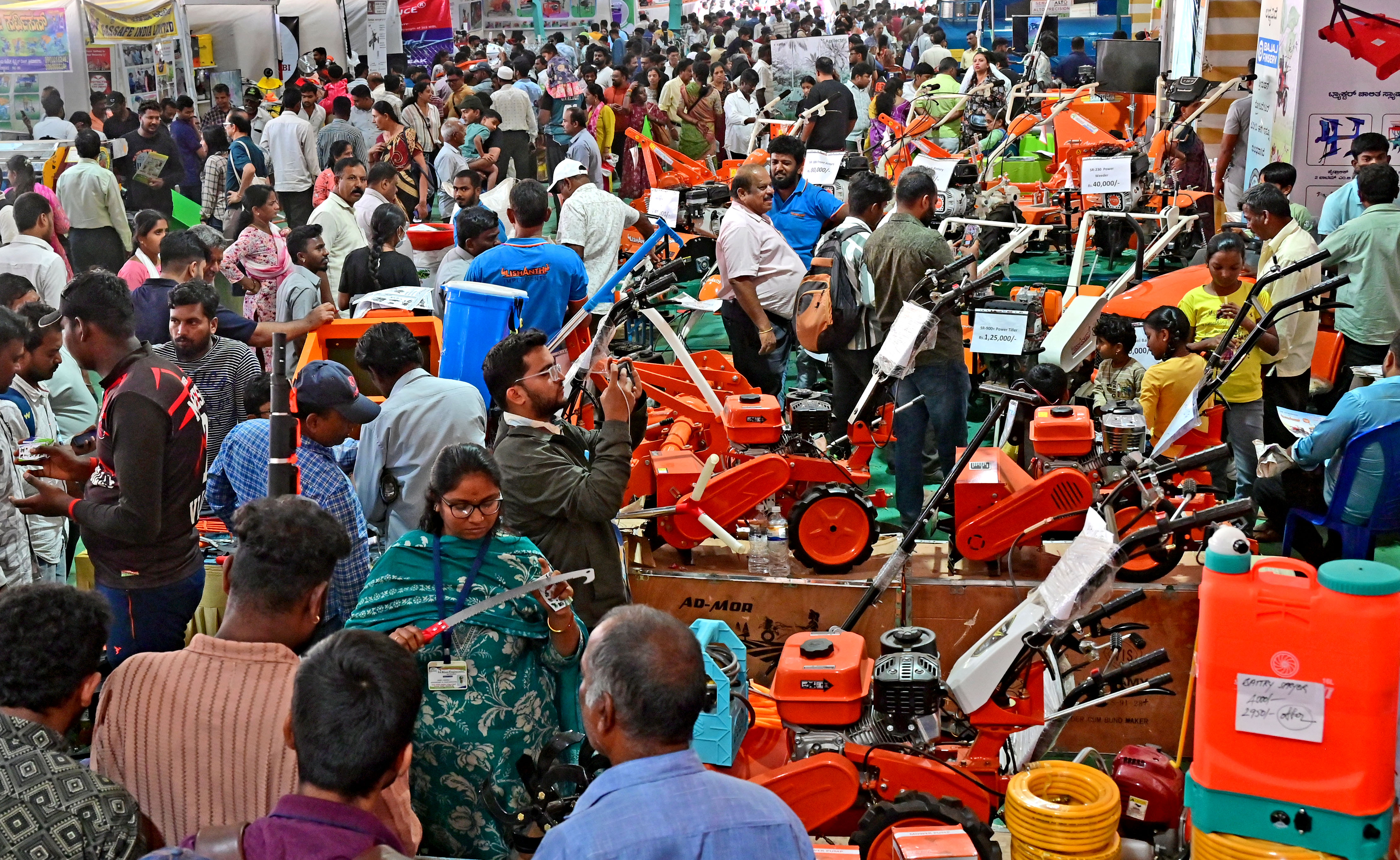 ಜಿಕೆವಿಕೆ ಆವರಣದಲ್ಲಿ ನಡೆಯುತ್ತಿರುವ ಕೃಷಿ ಮೇಳದ ಆಧುನಿಕ ಕೃಷಿ ಯಂತ್ರೋಪಕರಣಗಳನ್ನು ಪ್ರದರ್ಶಿಸಿದ ಮಳಿಗೆಗಳಿಗೆ ರೈತರು ಭೇಟಿ ನೀಡಿ ವೀಕ್ಷಿಸಿದರು 