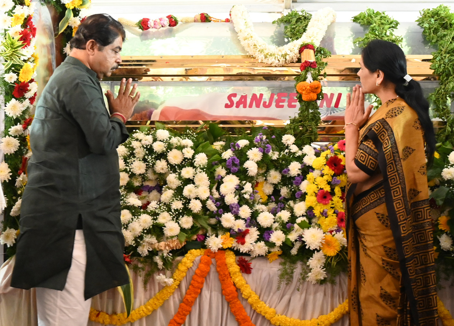 ಸಾಲು ಮರದ ತಿಮ್ಮಕ್ಕನವರ ಪಾರ್ಥಿವ ಶರೀರಕ್ಕೆ ಆರ್. ಅಶೋಕ ಹಾಗೂ ಶೋಭಾ ಕರಂದ್ಲಾಜೆ ಅಂತಿಮ ನಮನ ಸಲ್ಲಿಸಿದರು. 
ಪ್ರಜಾವಾಣಿ ಚಿತ್ರ