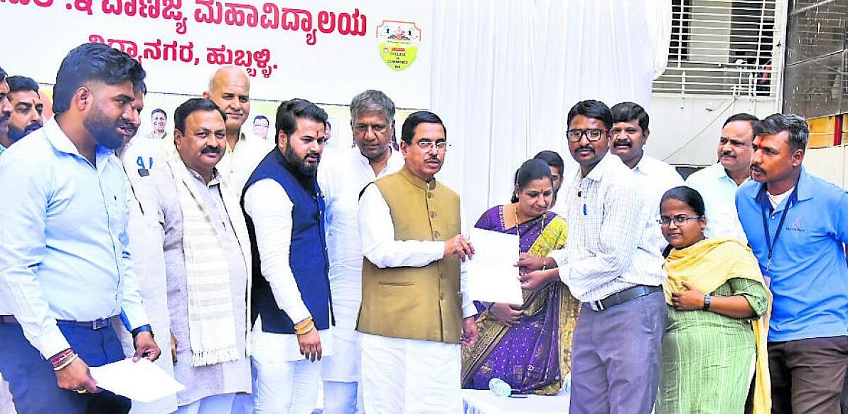 ಉದ್ಯೋಗ ಮೇಳ| ಉದ್ಯೋಗದಾತರಾಗಿ ರೂಪುಗೊಳ್ಳಲು ಕೇಂದ್ರ ಸಚಿವ ಪ್ರಲ್ಹಾದ ಜೋಶಿ ಸಲಹೆ