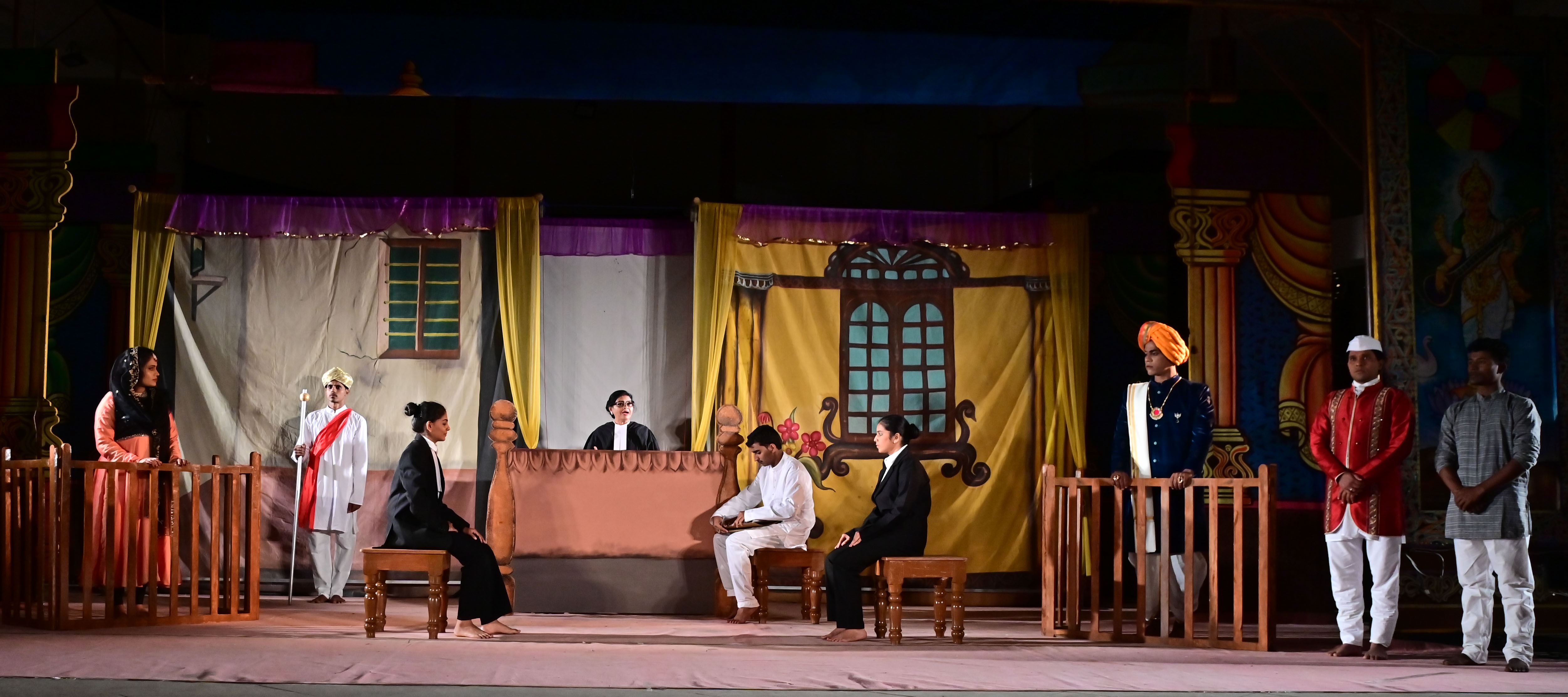 ದೃಶ್ಯಕಲಾ ಮಹಾವಿದ್ಯಾಲಯದ ಬಯಲು ರಂಗಮಂದಿರದಲ್ಲಿ ನಡೆದ ‘ಪ್ರತಿಗಂಧರ್ವ’ ನಾಟಕದ ದೃಶ್ಯ ಪ್ರಜಾವಾಣಿ ಚಿತ್ರ: ಸತೀಶ್ ಬಡಿಗೇರ