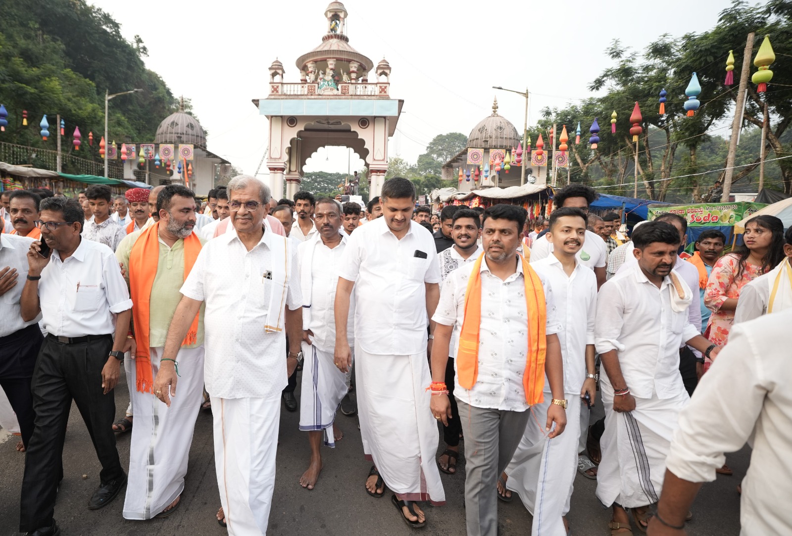 ಪಾದಯಾತ್ರಿಗಳನ್ನು ಧರ್ಮಸ್ಥಳದಲ್ಲಿ ಪ್ರವೇಶ ದ್ವಾರದ ಬಳಿ ಡಿ.ಹರ್ಷೇಂದ್ರ ಕುಮಾರ್ ಸ್ವಾಗತಿಸಿದರು