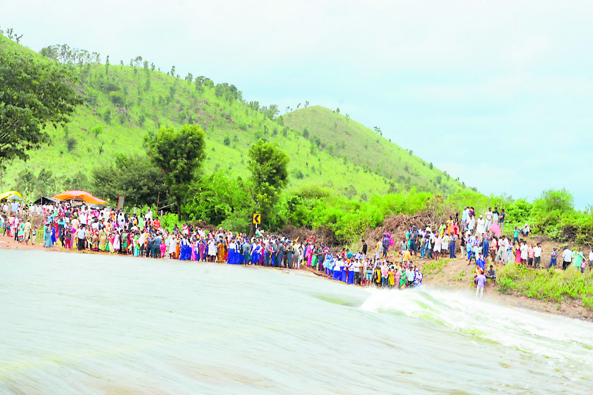 ಜಲಾಶಯ ಭರ್ತಿಯಾದ ನಂತರ ಕೋಡಿಯಲ್ಲಿ ಹರಿಯುತ್ತಿರುವ ನೀರು