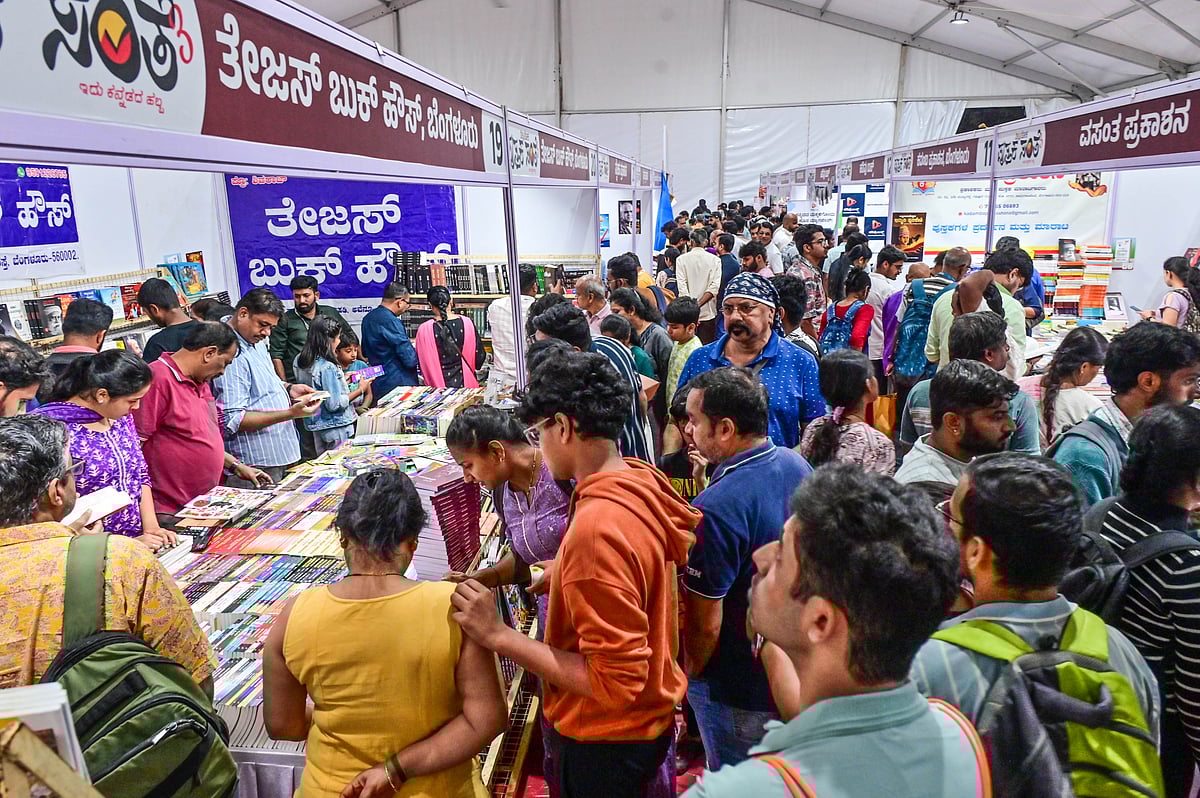 ಬೆಂಗಳೂರು: ಪುಸ್ತಕ ಸಂತೆಯ ಕಳೆ ಹೆಚ್ಚಿಸಿದ ಕೊಳ್ಳುಗರು