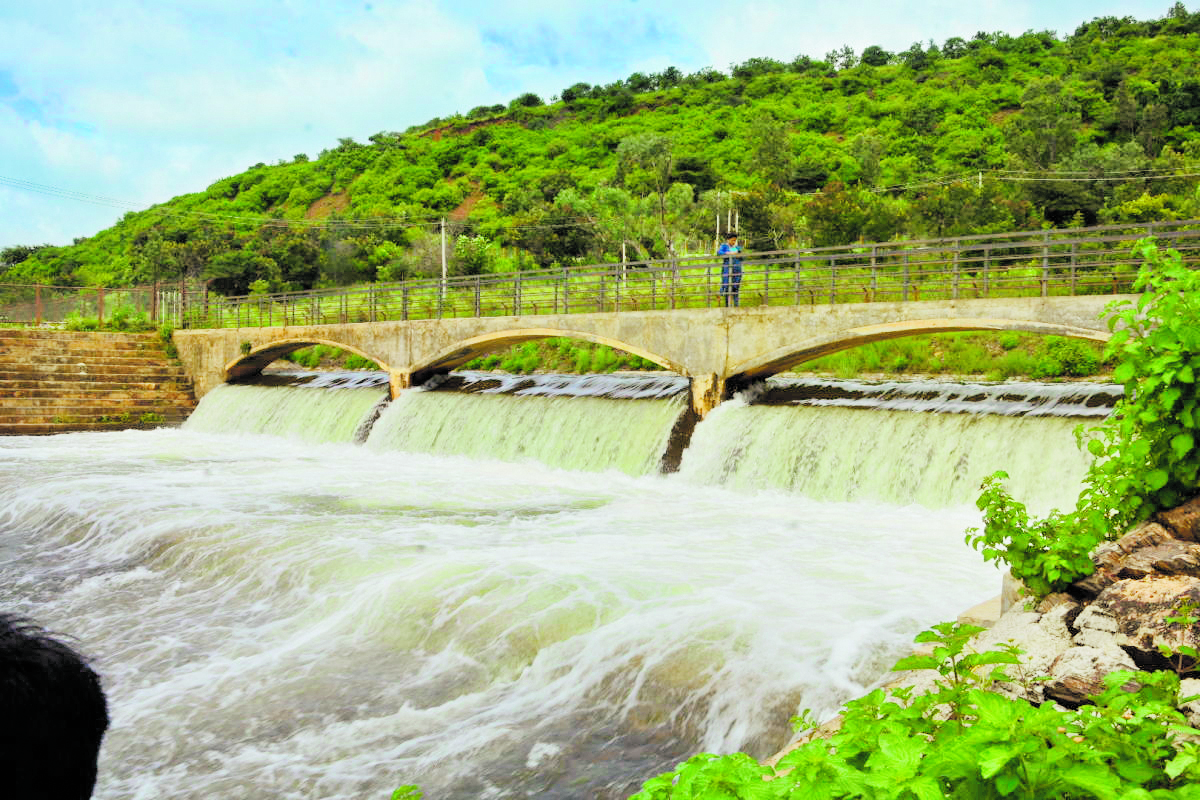 ಜಲಾಶಯದಿಂದ ಕೋಡಿ ಹರಿಯುತ್ತಿರುವ ನೀರು