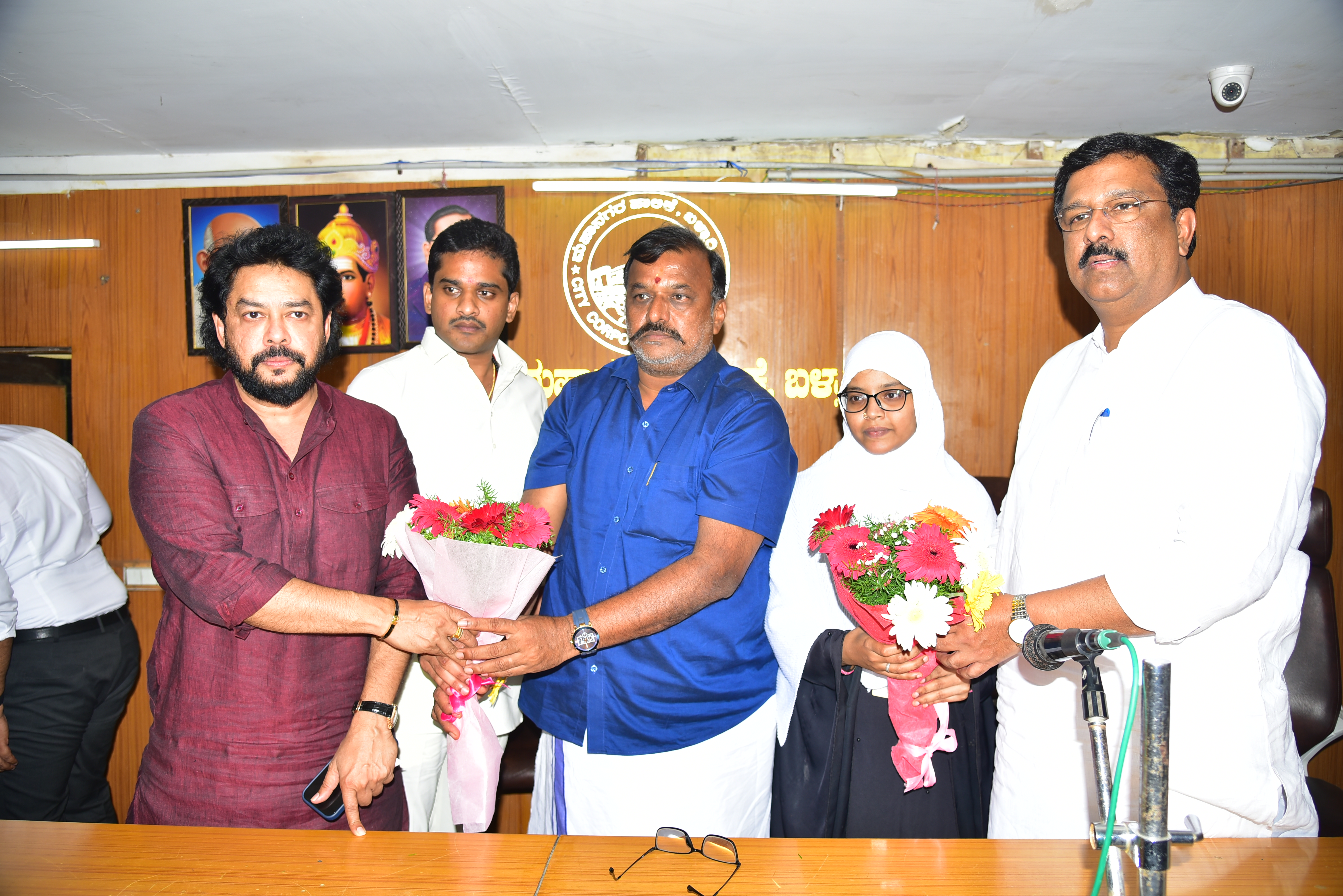 ಬಳ್ಳಾರಿಯಲ್ಲಿ ಮೇಯರ್‌ ಪಿ. ಗಾದೆಪ್ಪ ಮತ್ತು ಉಪಮೇಯರ್‌ ಮುಬೀನ್‌ ಅವರನ್ನು ಶಾಸಕರಾದ ನಾಗೇಂದ್ರ ಭರತ್‌ ರೆಡ್ಡಿ ರಾಜ್ಯಸಭಾ ಸದಸ್ಯ ನಾಸಿರ್‌ ಹುಸೇನ್‌ ಅಭಿನಂದಿಸಿದರು