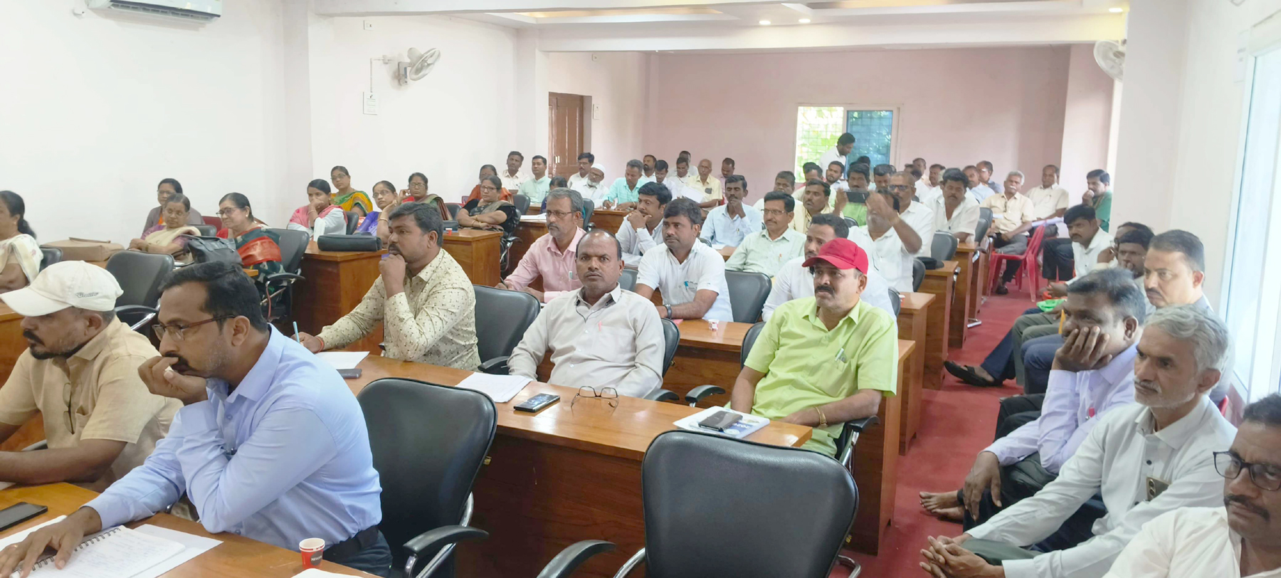 ಸಿಂಧನೂರಿನ ನಗರಸಭೆಯ ಸಭಾಂಗಣದಲ್ಲಿ ತಾಲ್ಲೂಕು ಮಟ್ಟದ ಟಾಸ್ಕ್ ಫೋರ್ಸ್ ಸಮಿತಿಯಿಂದ ಎಸ್‍ಎಸ್‍ಎಲ್‍ಸಿ ಫಲಿತಾಂಶ ಸುಧಾರಣೆಯ ಕುರಿತು ಶನಿವಾರ ಹಮ್ಮಿಕೊಂಡಿದ್ದ ಸಭೆಯಲ್ಲಿ ತಾಲ್ಲೂಕಿನ ಸರ್ಕಾರಿ ಅನುದಾನಿತ ಮತ್ತು ಅನುದಾನರಹಿತ ಶಾಲೆಗಳ ಮುಖ್ಯಶಿಕ್ಷಕರು ಭಾಗವಹಿಸಿರುವುದು