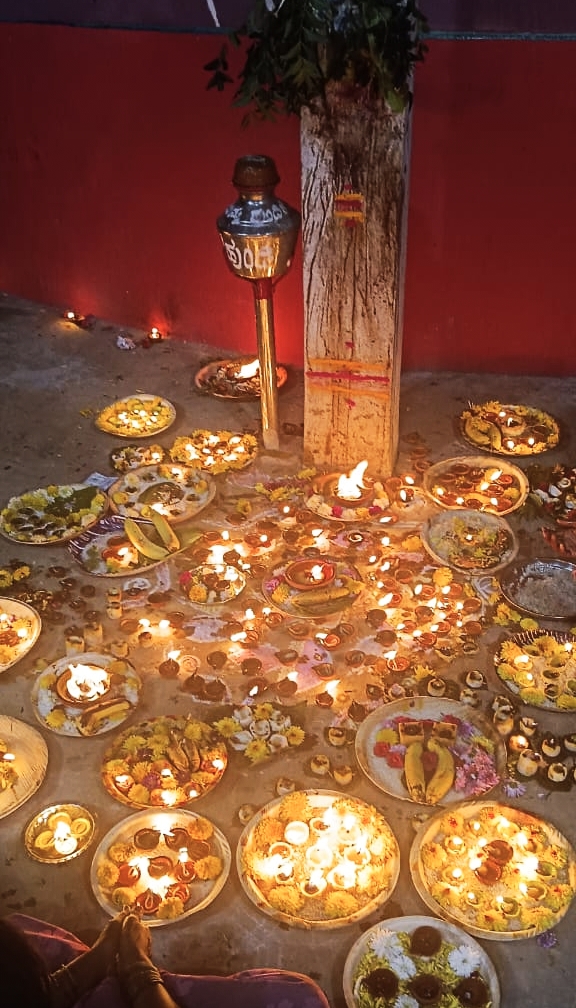 ಗಂಗಮ್ಮ ದೇವಾಸ್ಥಾನದಲ್ಲಿ ದೀಪ ಬೆಳಗಿರುವುದು