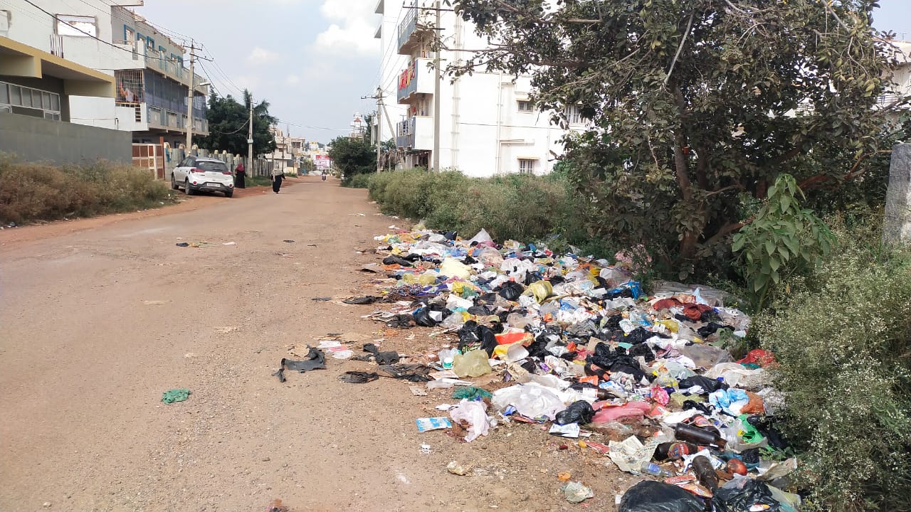ವಿಜಯಪುರ ಪಟ್ಟಣದಿಂದ ಮಂಡಿಬೆಲೆಗೆ ಹೋಗುವ ರಸ್ತೆಯ ಬದಿ ಪ್ಲಾಸ್ಟಿಕ್ ತ್ಯಾಜ್ಯ ಕಂಡು ಬಂದಿರುವುದು.