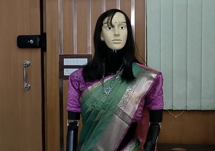 Video | ಆನೇಕಲ್: ಶಾಲಾ ಮಕ್ಕಳಿಗೆ ಪಾಠ ಮಾಡಲು ರೋಬೊ ಟೀಚರ್‌!