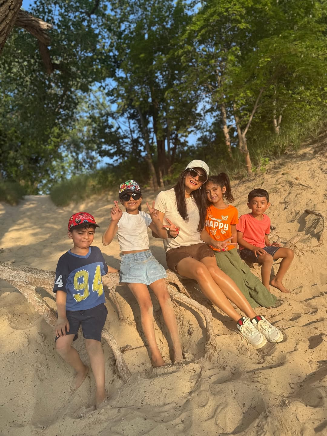 ನಟಿ ರಾಧಿಕಾ ಪಂಡಿತ್ ಮಕ್ಕಳು ಹಾಗೂ ಪತಿ ಯಶ್ ಜತೆಗಿನ ಚಿತ್ರಗಳನ್ನು ಸಾಮಾಜಿಕ ಮಾಧ್ಯಮ ಇನ್‌ಸ್ಟಾಗ್ರಾಂನಲ್ಲಿ ಹಂಚಿಕೊಂಡಿದ್ದಾರೆ.