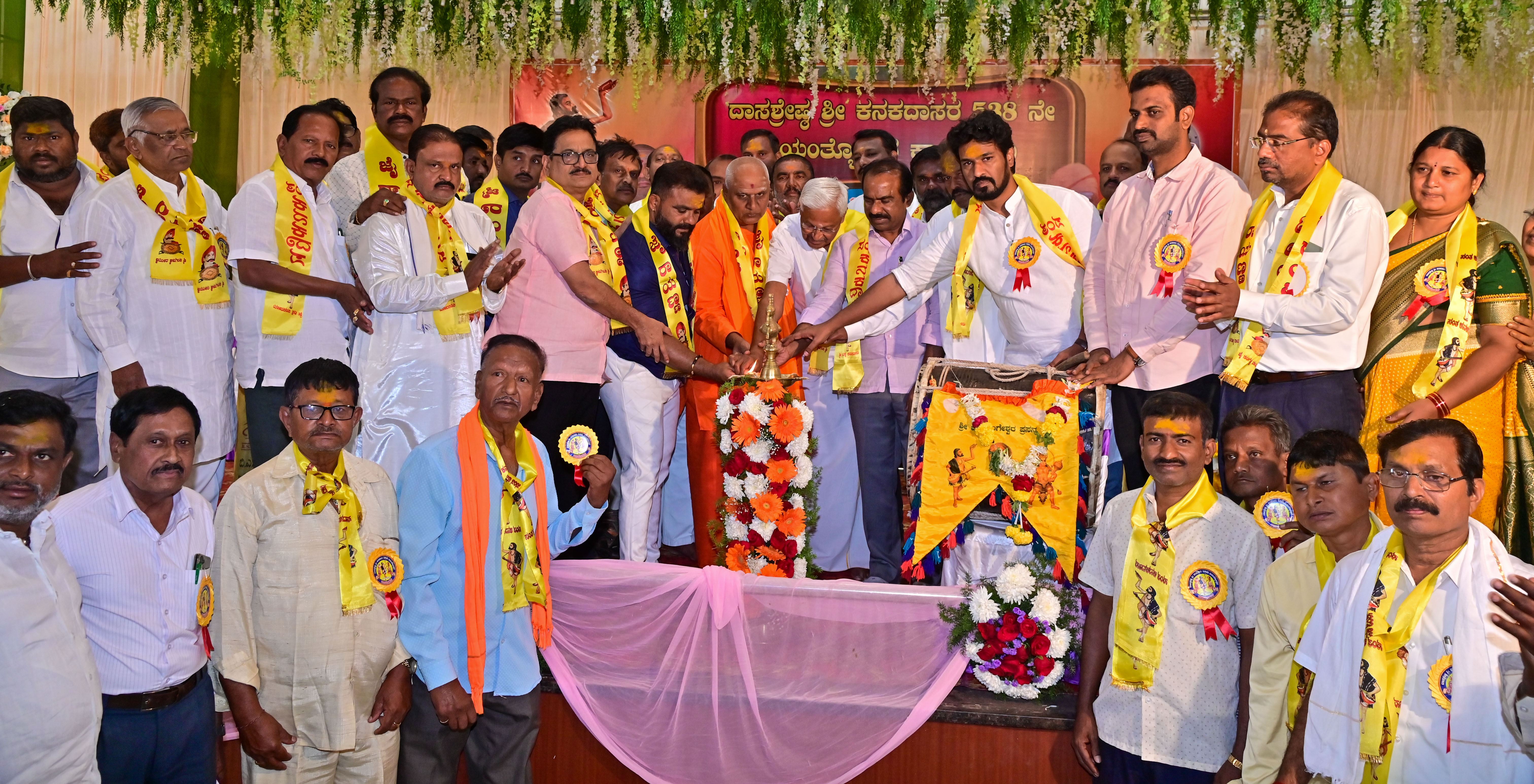 ದಾವಣಗೆರೆಯ ರೇಣುಕಾ ಮಂದಿರದಲ್ಲಿ ಆಯೋಜಿಸಿದ್ದ ಕನಕದಾಸರ 538ನೇ ಜಯಂತ್ಯುತ್ಸವ ಕಾರ್ಯಕ್ರಮವನ್ನು ಗಣ್ಯರು ದೀಪ ಬೆಳಗಿಸಿ ಉದ್ಘಾಟಿಸಿದರು