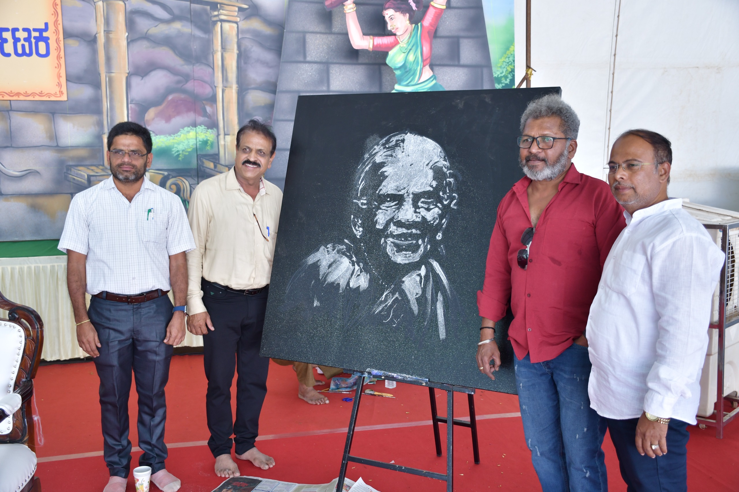 ಖ್ಯಾತ ಕಲಾವಿದ ಟಿ.ಎಂ.ವೀರೇಶ್ ಅವರು ರೂಪಿಸಿದ ಸಾಲುಮರದ ತಿಮ್ಮಕ್ಕ ಕಲಾಕೃತಿಯನ್ನು ಅನಾವರಣಗೊಳಿಸಲಾಯಿತು