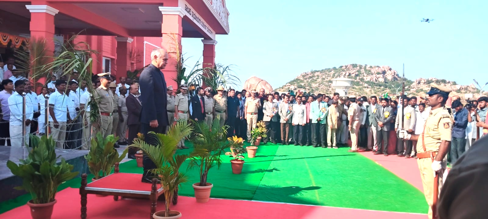 ದೇವದುರ್ಗ ಪಟ್ಟಣದ ನೂತನ ನ್ಯಾಯಲಯ ಸಂಕೀರ್ಣ ಹೈಕೋರ್ಟ್ ಮುಖ್ಯ ನ್ಯಾಯಮೂರ್ತಿ ವಿಭು ಬಖ್ರು ಉದ್ಘಾಟಿಸಿದರು.