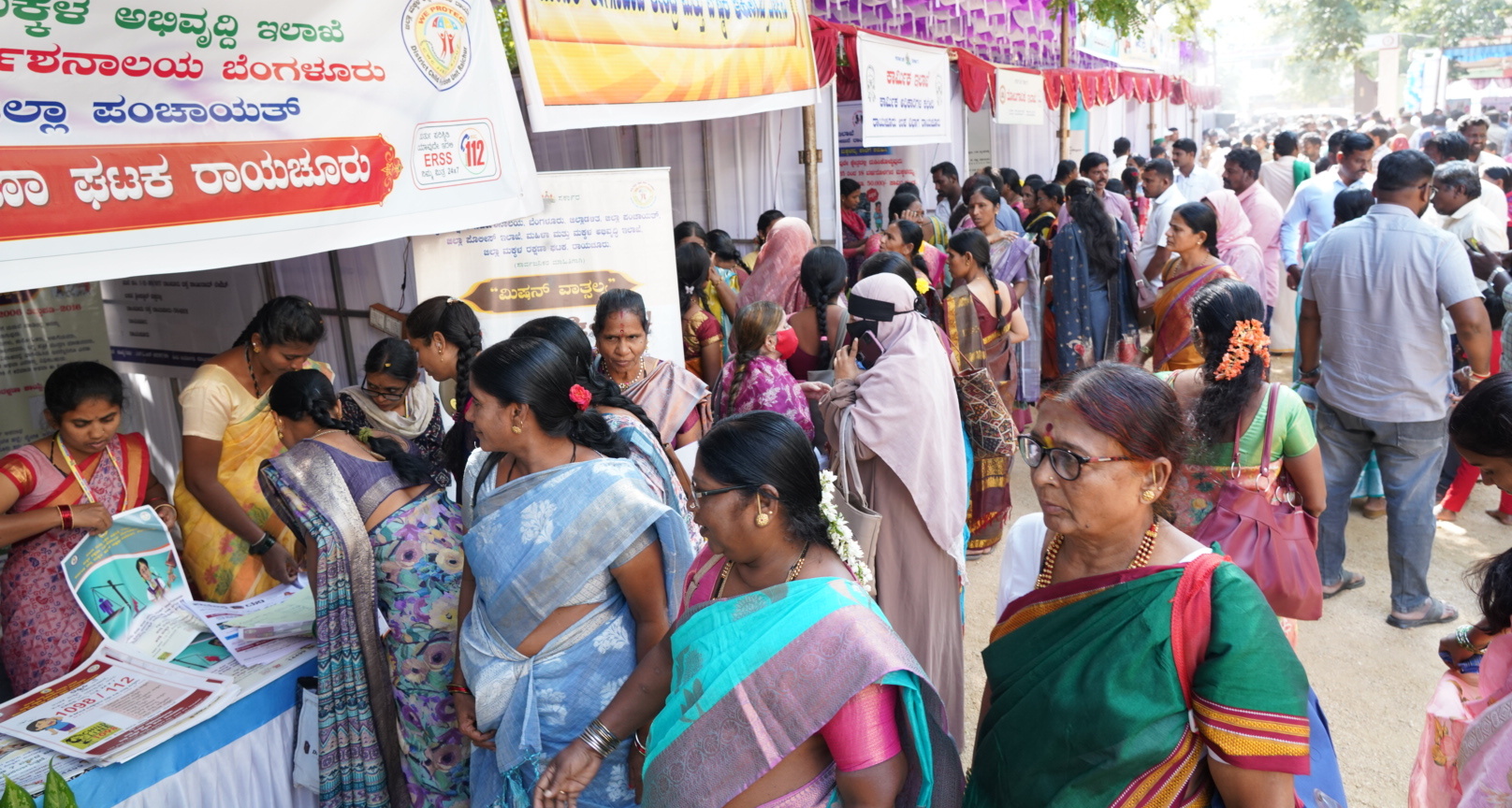 ರಾಯಚೂರಿನ ಜಿಲ್ಲಾ ರಂಗ ಮಂದಿರದಲ್ಲಿ ದೇವದಾಸಿಯರ ಜಾಗೃತಿ ಹಾಕಲಾಗಿದ್ದ ಮಳಿಗೆಗಳಲ್ಲಿ ಮಹಿಳೆಯರು ಮಾಹಿತಿ ಪಡೆದುಕೊಂಡರು