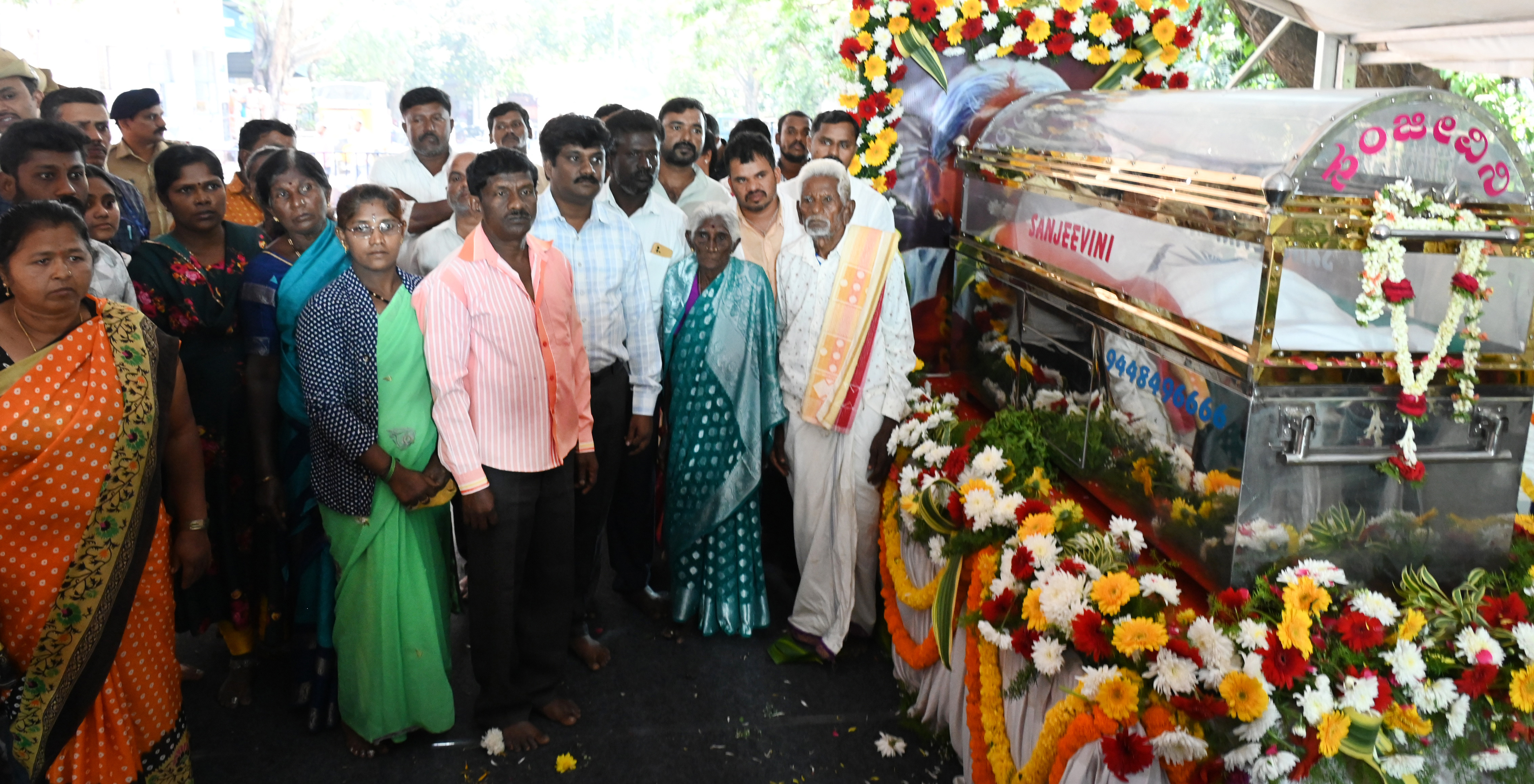 ತಿಮ್ಮಕ್ಕ ಅವರ ತಂಗಿ ಲಕ್ಷ್ಮಮ್ಮ ತಮ್ಮ ಕೆಂಪಯ್ಯ ಹಾಗೂ ಕುಟುಂಬದ ಸದಸ್ಯರು ಅಂತಿಮ ದರ್ಶನ ಕಾರ್ಯಕ್ರಮದಲ್ಲಿ ಭಾಗವಹಿಸಿದ್ದರು.
ಪ್ರಜಾವಾಣಿ ಚಿತ್ರ