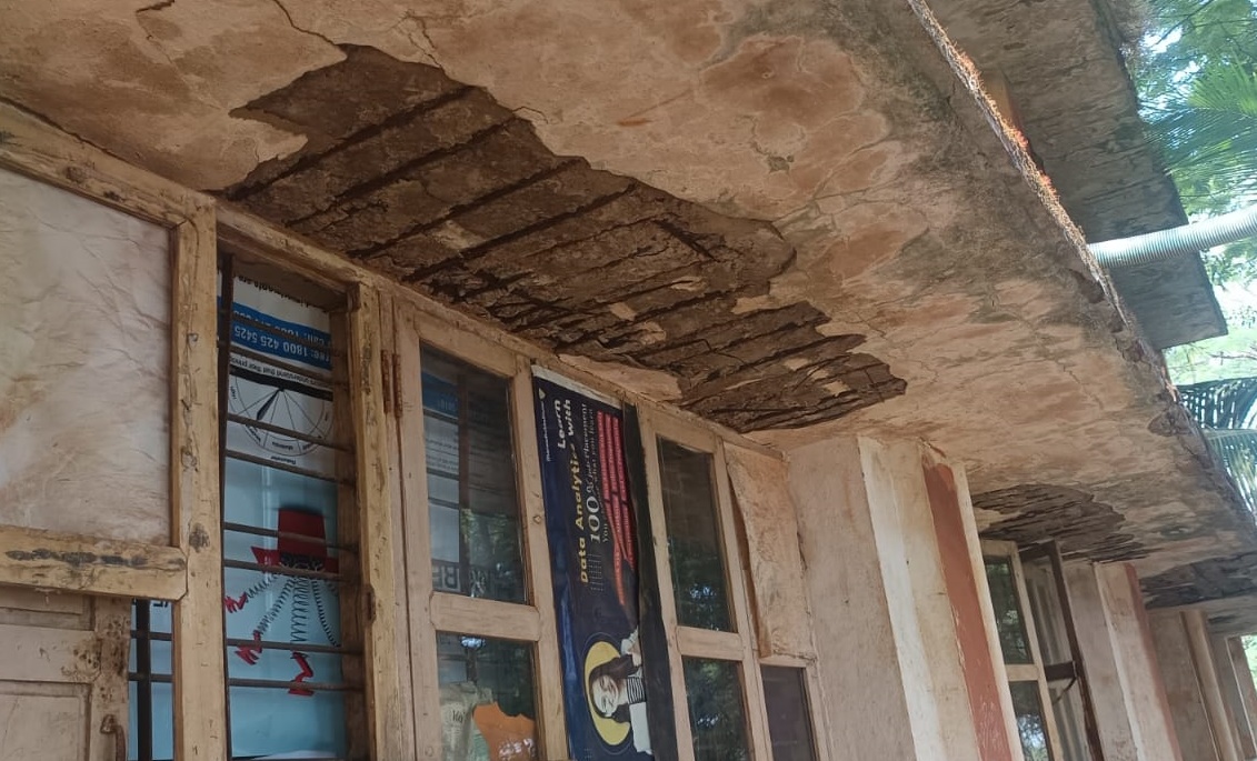 ವಸತಿ ನಿಲಯದ ಪ್ರವೇಶದ್ವಾರದ ಬಲಭಾಗದ ಕಿಟಕಿಯ ಗಾಜು ಒಡೆದು ರಟ್ಟು ಅಳವಡಿಸಿರುವುದು ಹಾಗೂ ಚಾವಣಿಯ ಪ್ಲಾಸ್ಟರ್‌ ಕಿತ್ತು ಹೋಗಿದೆ