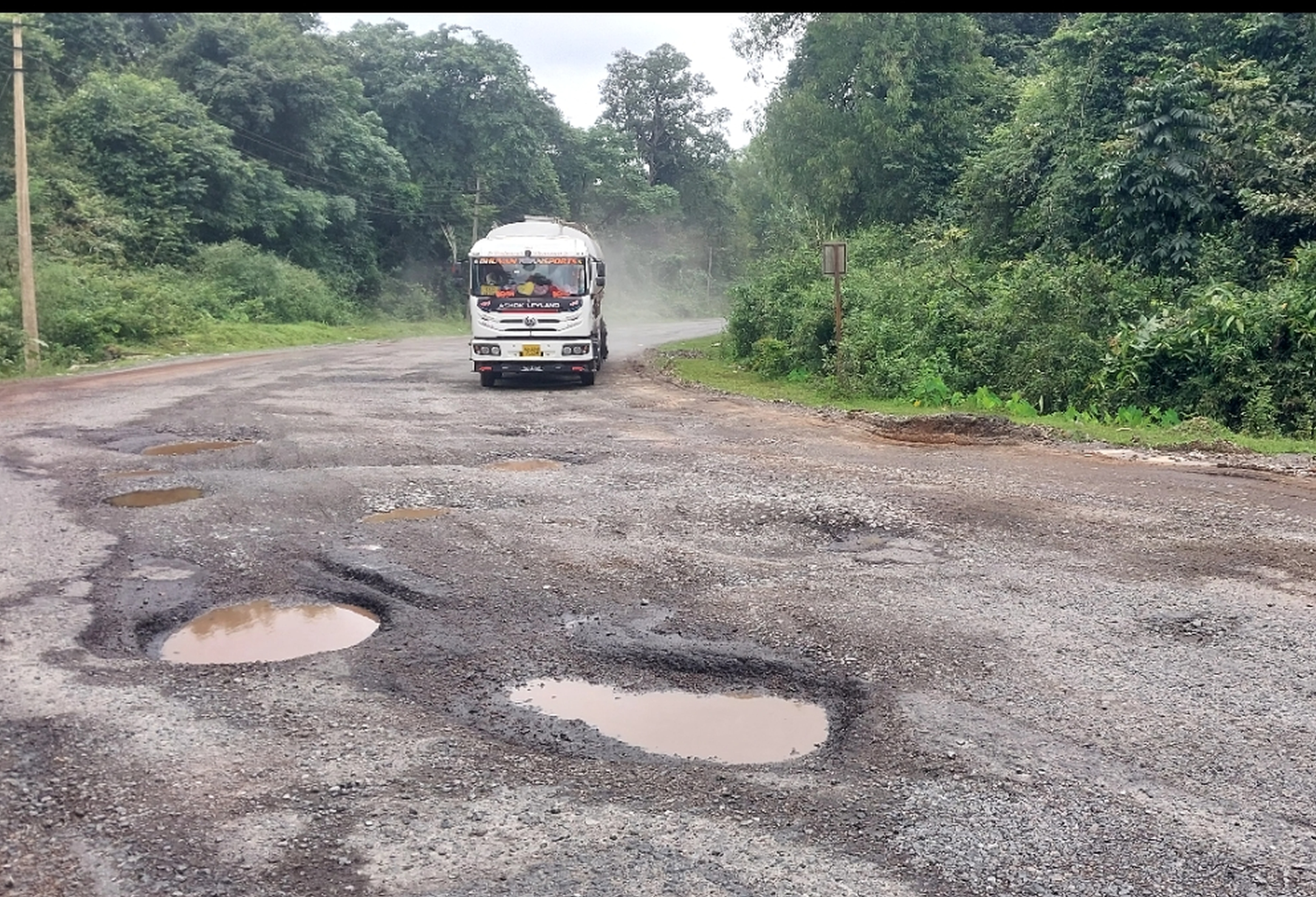 ಹೊಂಡಗಳಿಂದ ತುಂಬಿರುವ ಹುಬ್ಬಳ್ಳಿ–ಅಂಕೋಲಾ ರಾಷ್ಟ್ರೀಯ ಹೆದ್ದಾರಿಯಲ್ಲಿ ಟ್ಯಾಂಕರ್ ಸಾಗುತ್ತಿದೆ