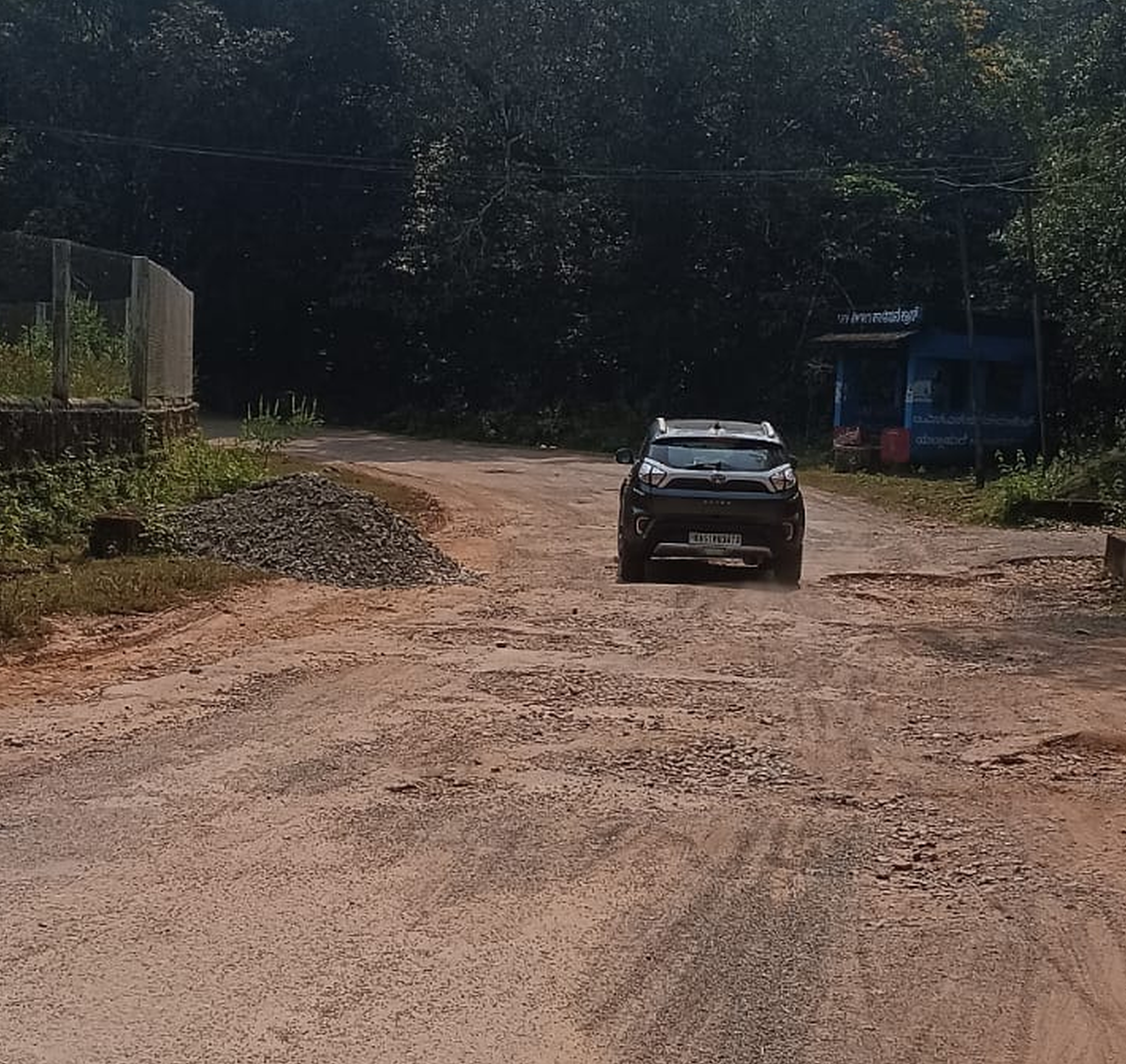 ಯಲ್ಲಾಪುರ ತಾಲ್ಲೂಕಿನ ನಂದೊಳ್ಳಿ ರಸ್ತೆ ಕಾಳಿಮನೆ ತಿರುವಿನಲ್ಲಿ ಸಂಪೂರ್ಣ ಹಾಳಾಗಿದೆ