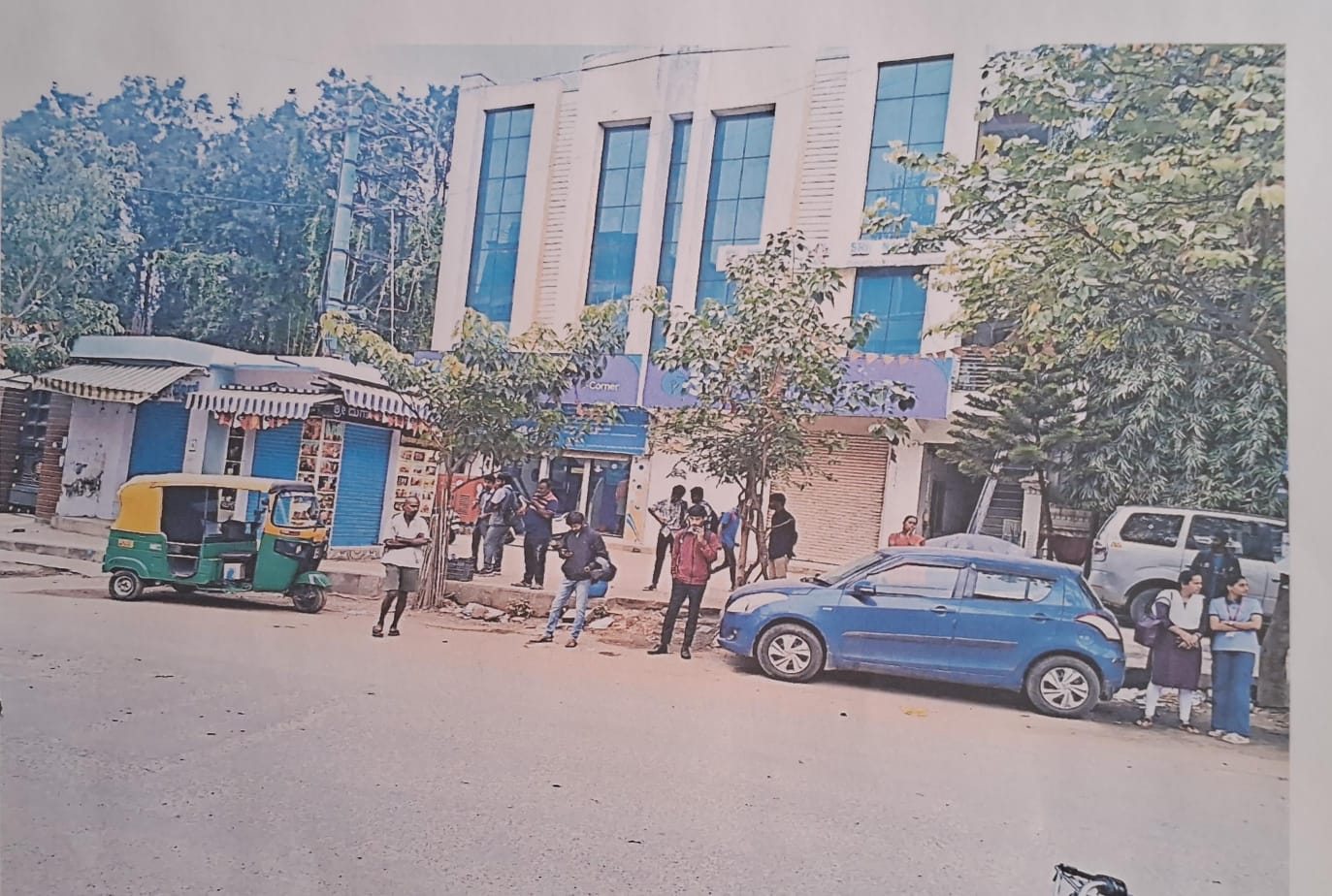 ಎಸ್‌ಬಿಐ ಬ್ಯಾಂಕ್ ಬಳಿ ಬಸ್‌ಗೆ ರಸ್ತೆಯಲ್ಲಿಯೇ ನಿಂತು ಕಾಯುತ್ತಿರುವ ಜನರು