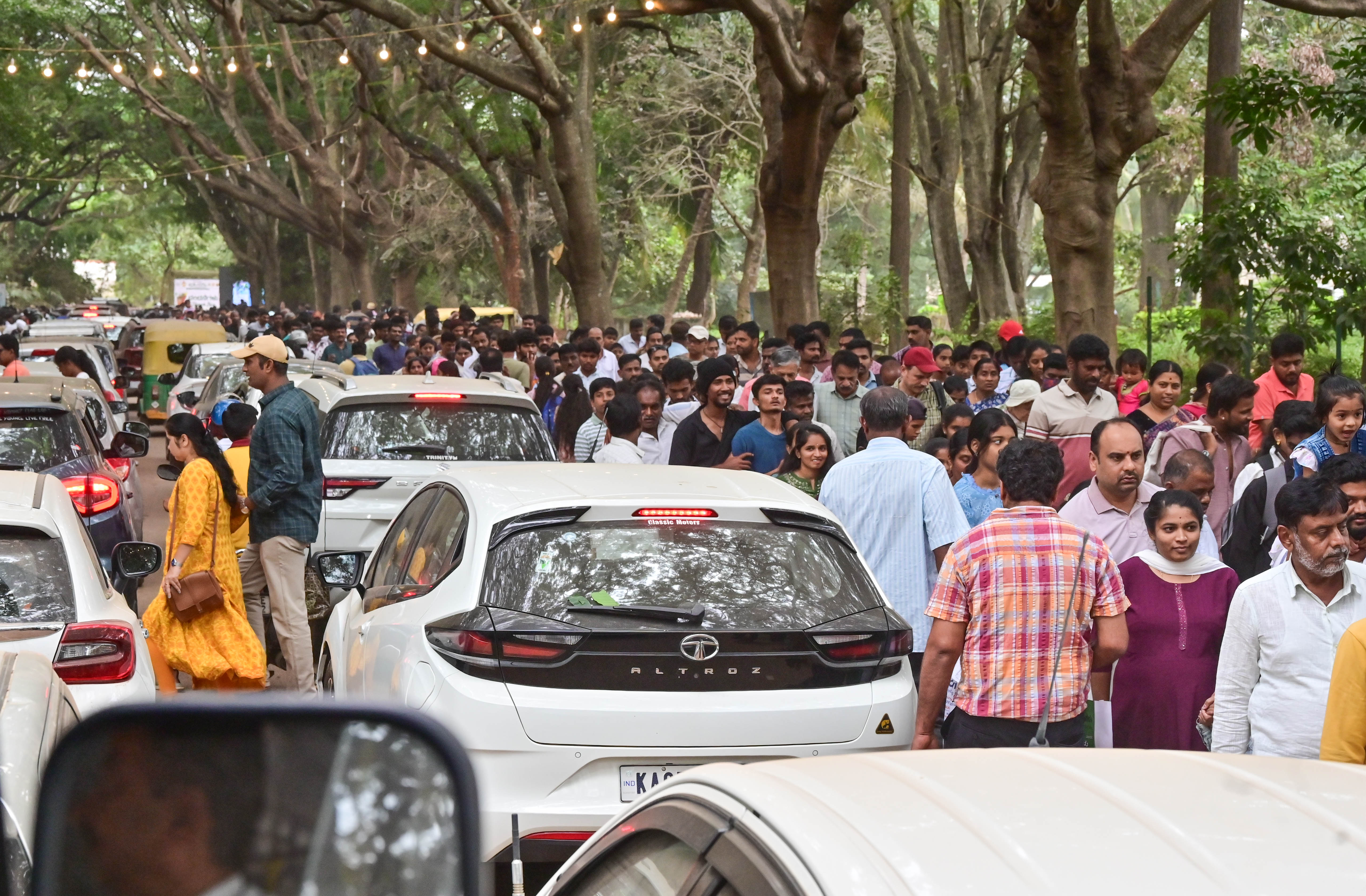 ಜಿಕೆವಿಕೆ ಆವರಣದಲ್ಲಿ ಭಾನುವಾರ ಸಂಚಾರ ದಟ್ಟಣೆ ಹೆಚ್ಚಿತ್ತು