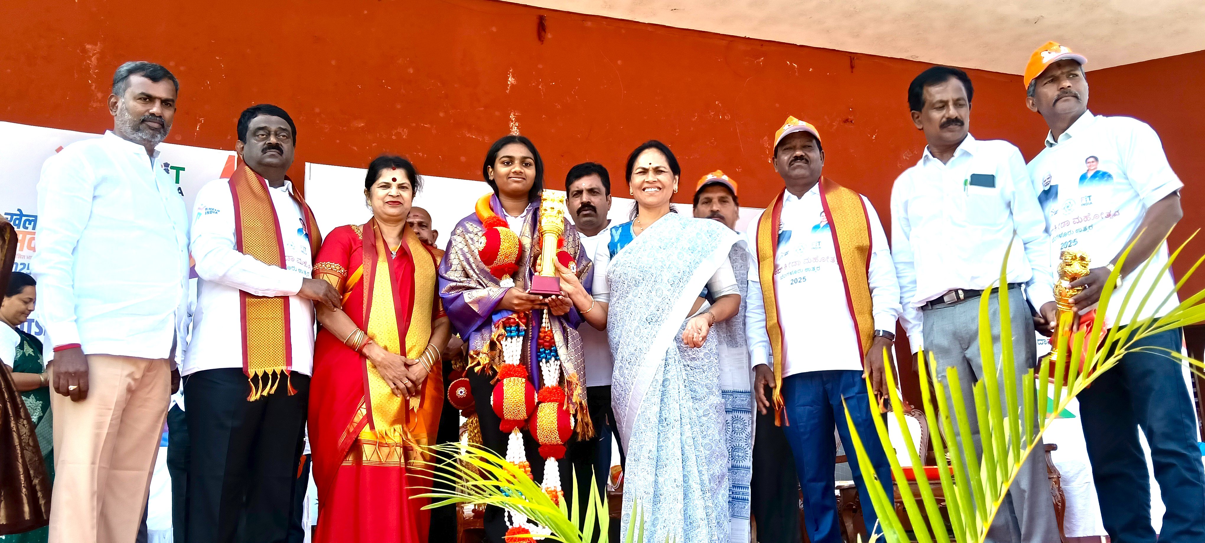 ದಾಸರಹಳ್ಳಿ ವಿಧಾನಸಭಾ ಕ್ಷೇತ್ರದ ಕ್ರೀಡಾಪಟುಗಳು ರಾಷ್ಟ್ರಮಟ್ಟದ ಕ್ರೀಡೆಯಲ್ಲಿ ಸ್ಪರ್ಧಿಸಿ ಚಿನ್ನ ಮತ್ತು ಕಂಚಿನ ಪದಕ ಪಡೆದ ವಿಜೇತರಿಗೆ ಅಭಿನಂದಿಸಲಾಯಿತು.