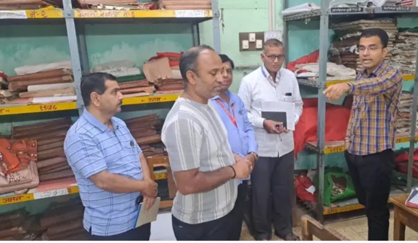 ಸೋಲಾಪುರದ ಜನನ– ಮರಣ ನೋಂದಣಿ ಕೇಂದ್ರಕ್ಕೆ ಮಹಾನಗರ ಪಾಲಿಕೆ ಆಯುಕ್ತ ಸಚಿನ ಒಂಬಾಸೆ ಭೇಟಿ ನೀಡಿ ದಾಖಲೆಗಳನ್ನು ಪರಿಶೀಲಿಸಿದರು