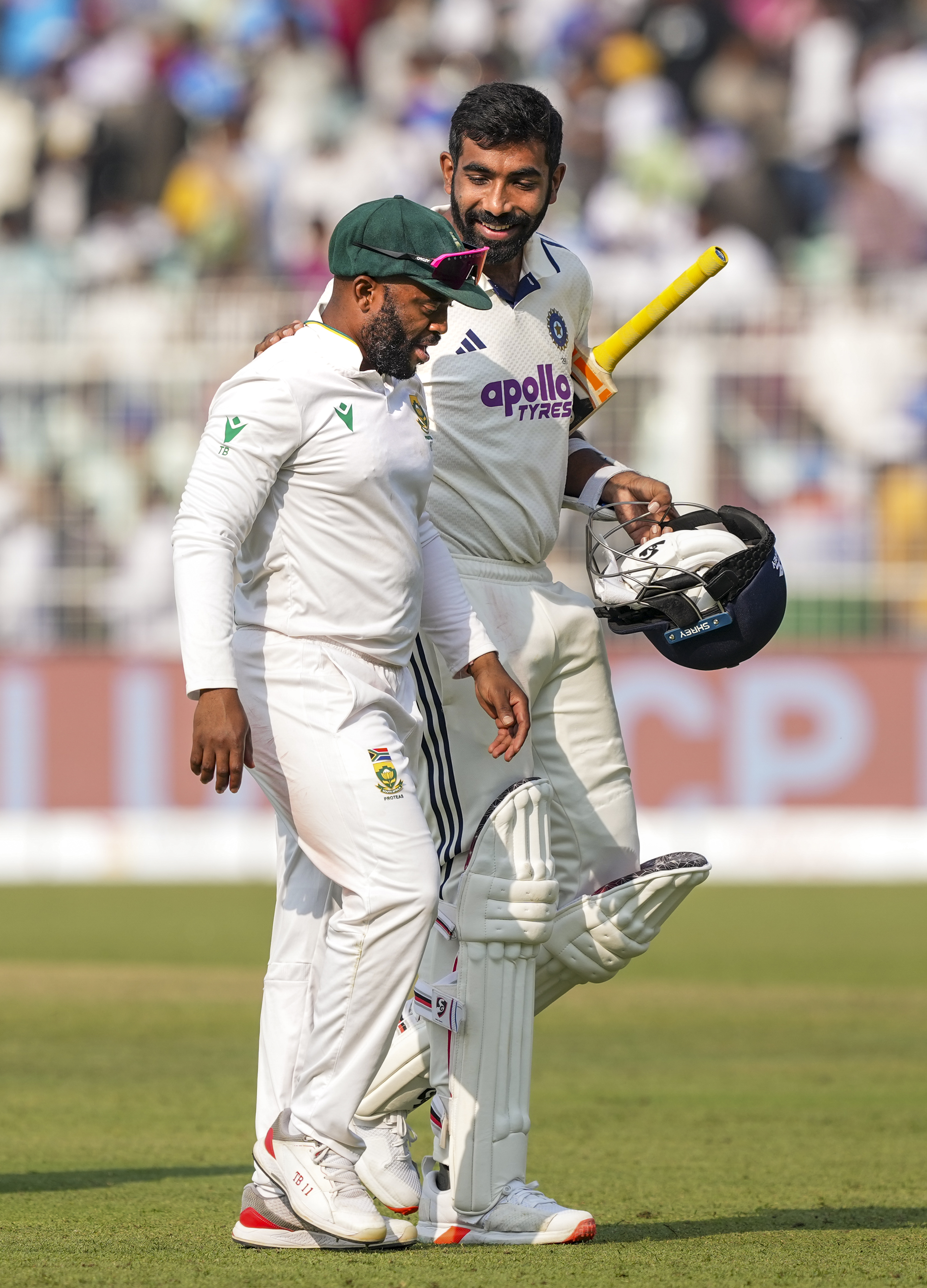 ಕೋಲ್ಕತ್ತದ ಈಡನ್‌ ಗಾರ್ಡನ್‌ನಲ್ಲಿ ನಡೆದ ಟೆಸ್ಟ್ ಪಂದ್ಯದಲ್ಲಿ ಜಯಸಾಧಿಸಿದ ದಕ್ಷಿಣ ಆಫ್ರಿಕಾ ತಂಡದ ನಾಯಕ ತೆಂಬಾ ಬವುಮಾ ಅವರೊಂದಿಗೆ ಭಾರತದ ಜಸ್‌ಪ್ರೀತ್ ಬೂಮ್ರಾ ಆತ್ಮೀಯ ನಡೆ   –ಪಿಟಿಐ ಚಿತ್ರ