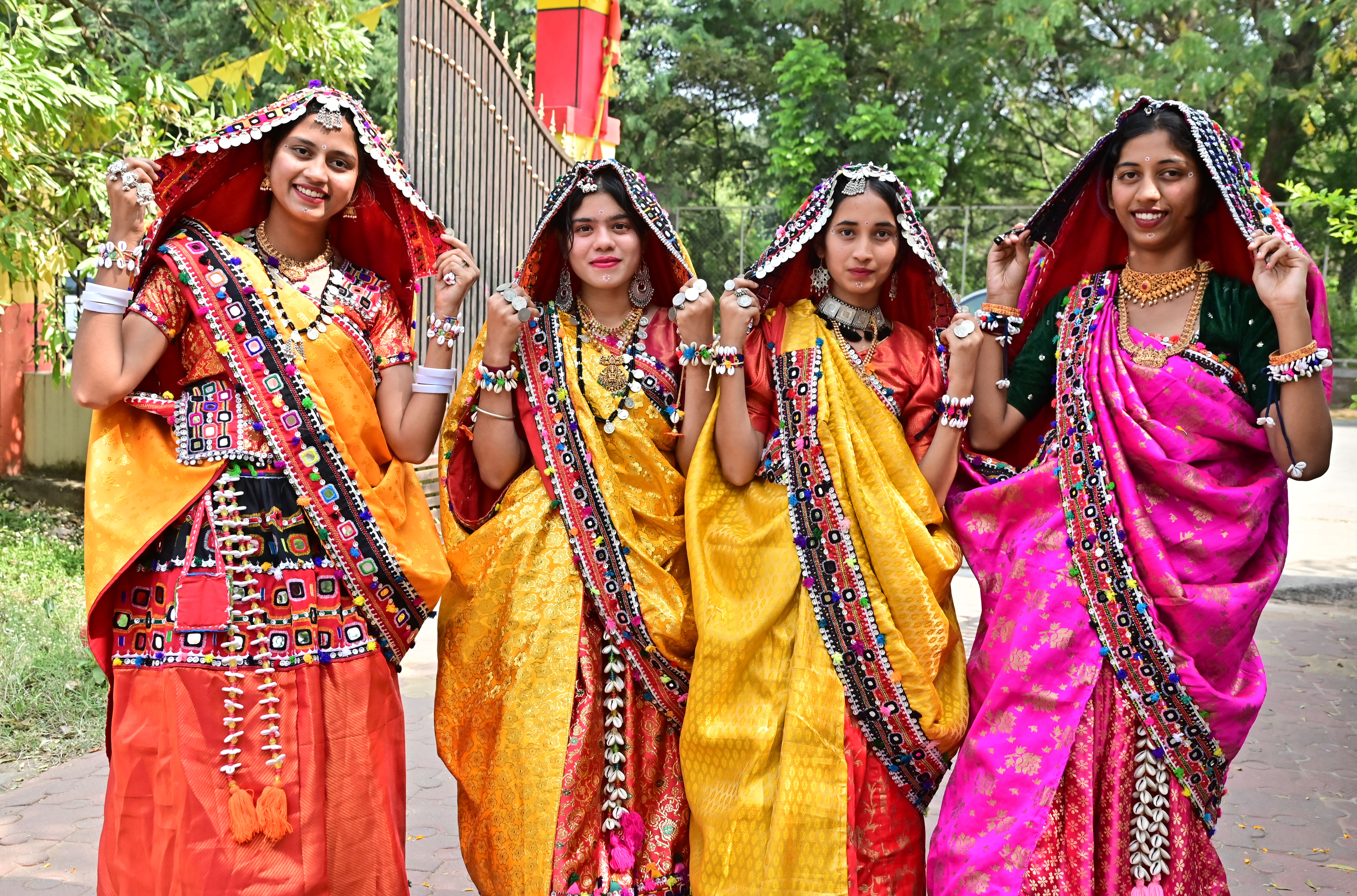 ಕಾರ್ಯಕ್ರಮದಲ್ಲಿ ಯುವತಿಯರು ಆಕರ್ಷಕವಾದ ಬಂಜಾರ ಸಮುದಾಯದ ಉಡುಪು ಧರಿಸಿ ಗಮನ ಸೆಳೆದರು
ಪ್ರಜಾವಾಣಿ ಚಿತ್ರ: ಸತೀಶ್ ಬಡಿಗೇರ