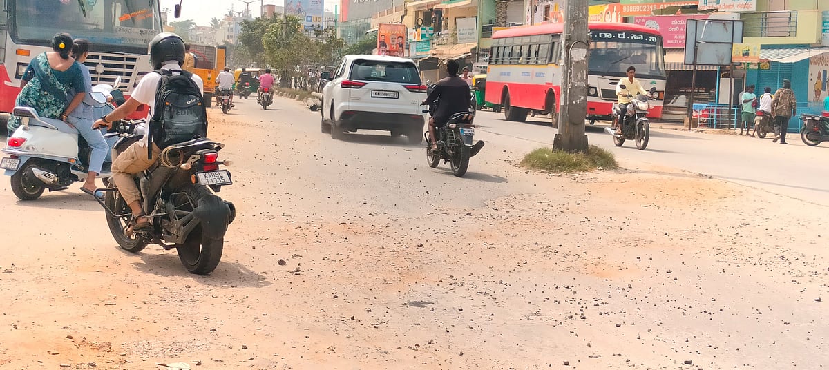ಕನಕಪುರ | ನಿತ್ಯ ದೂಳಿನ ಸ್ನಾನ; ತಪ್ಪದ ಗೋಳಾಟ
