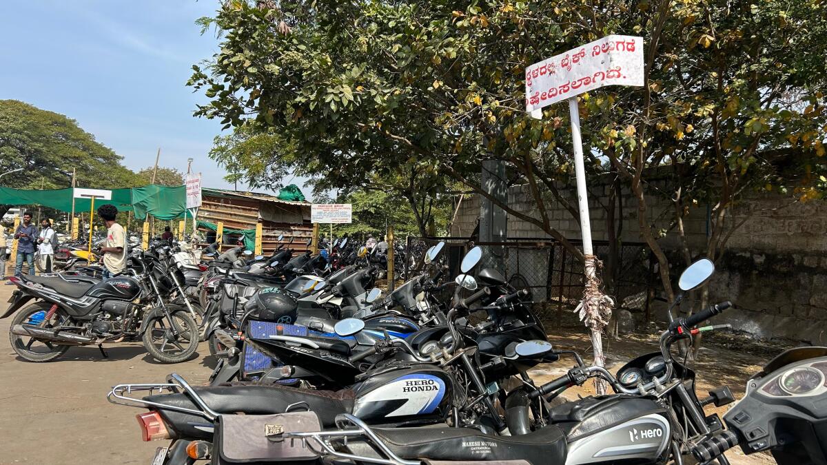 ಚಿತ್ರದುರ್ಗ ಬಸ್‌ ನಿಲ್ದಾಣದ ಪಾರ್ಕಿಂಗ್‌ ತಾಣ ತುಂಬಿ ಹೊರಗೇ ಬೈಕ್‌ ನಿಲ್ಲಿಸಿರುವುದು