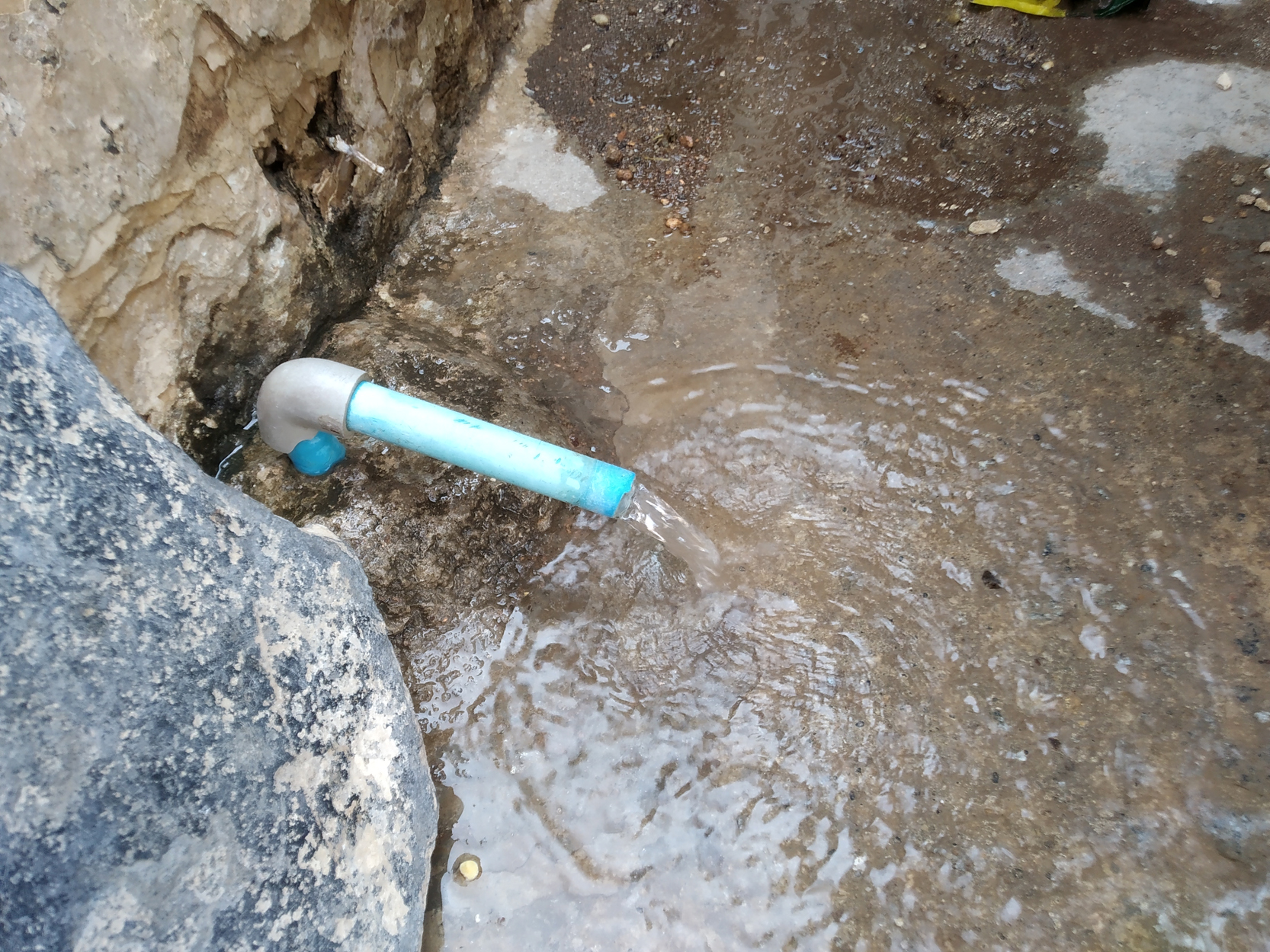 ನರೇಗಲ್‌ ಪಟ್ಟಣದ ಜಕ್ಕಲಿ ಕ್ರಾಸ್‌ ಬಳಿ ಆಂಜನೇಯಸ್ವಾಮಿ ದೇವಸ್ಥಾನದ ಎದುರು ಪೋಲಾಗಿ ಹರಿಯುತ್ತಿರುವ ನಳದ ನೀರು