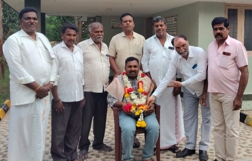 ಸಂತೇಮರಹಳ್ಳಿಯ ಪ್ರವಾಸಿ ಮಂದಿರದಲ್ಲಿ ಚಾಮರಾಜನಗರ ಜಿಲ್ಲಾ ಪತ್ರಕರ್ತರ ಸಂಘಕ್ಕೆ ನಿರ್ದೇಶಕರಾಗಿ ಆಯ್ಕೆಯಾದ ಪತ್ರಕರ್ತ ಪುರುಷೋತ್ತಮ್ ಅವರನ್ನು ಅಭಿನಂದಿಸಲಾಯಿತು