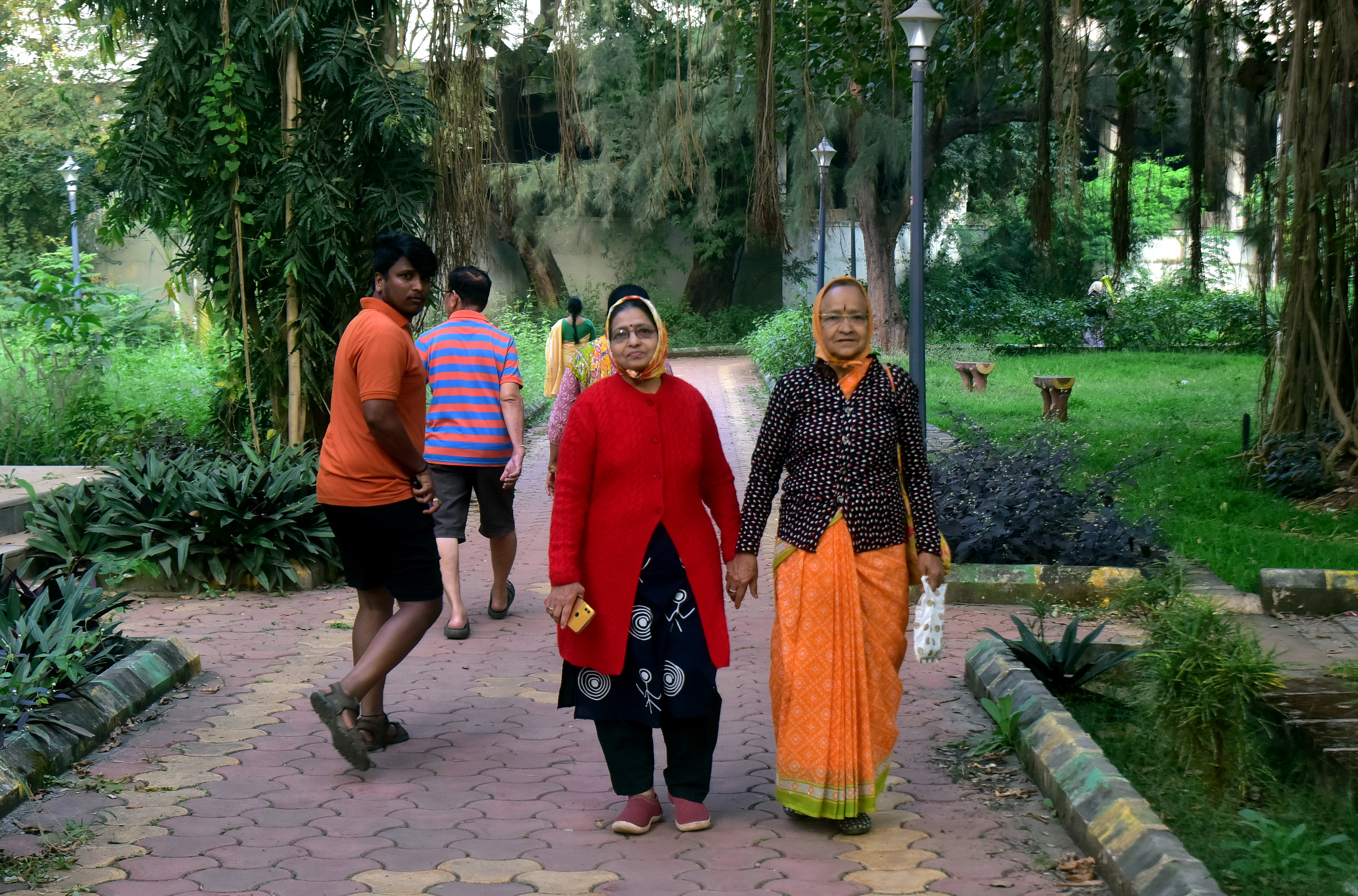 ಹುಬ್ಬಳ್ಳಿಯ ಇಂದಿರಾ ಗಾಜಿನ ಮನೆ ಉದ್ಯಾನದಲ್ಲಿ ಹಿರಿಯ ಮಹಿಳೆಯರು ಬೆಚ್ಚಗಿನ ಉಡುಪು ಧರಿಸಿ ಬೆಳಿಗ್ಗೆ ವಾಯುವಿಹಾರ ಮಾಡಿದರು
–ಪ್ರಜಾವಾಣಿ ಚಿತ್ರ: ಗುರು ಹಬೀಬ