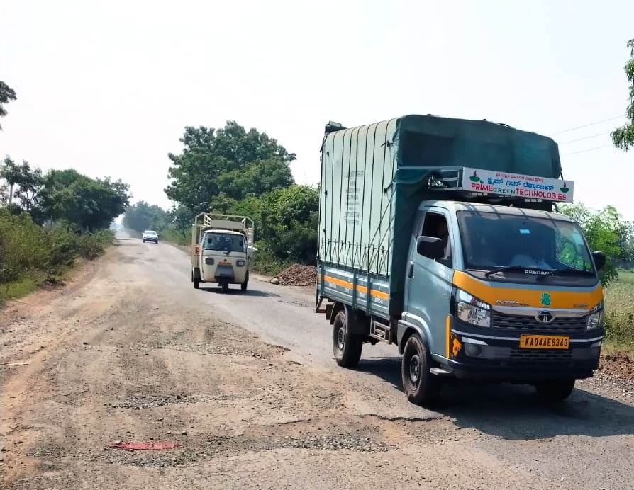 ದೇವರಹಿಪ್ಪರಗಿ ತಾಲ್ಲೂಕಿನ ಸಾತಿಹಾಳ ಗ್ರಾಮದಿಂದ ಹೂವಿನಹಿಪ್ಪರಗಿ ಗ್ರಾಮಕ್ಕೆ ಸಂಪರ್ಕ ಕಲ್ಪಿಸುವ ರಸ್ತೆ ಮಳೆಯಿಂದ ಸಂಪೂರ್ಣ ಹಾಳಾಗಿ ಸಾರ್ವಜನಿಕರ ಪ್ರಯಾಣಕ್ಕೆ ಬಾರದಂತಾಗಿರುವುದು.