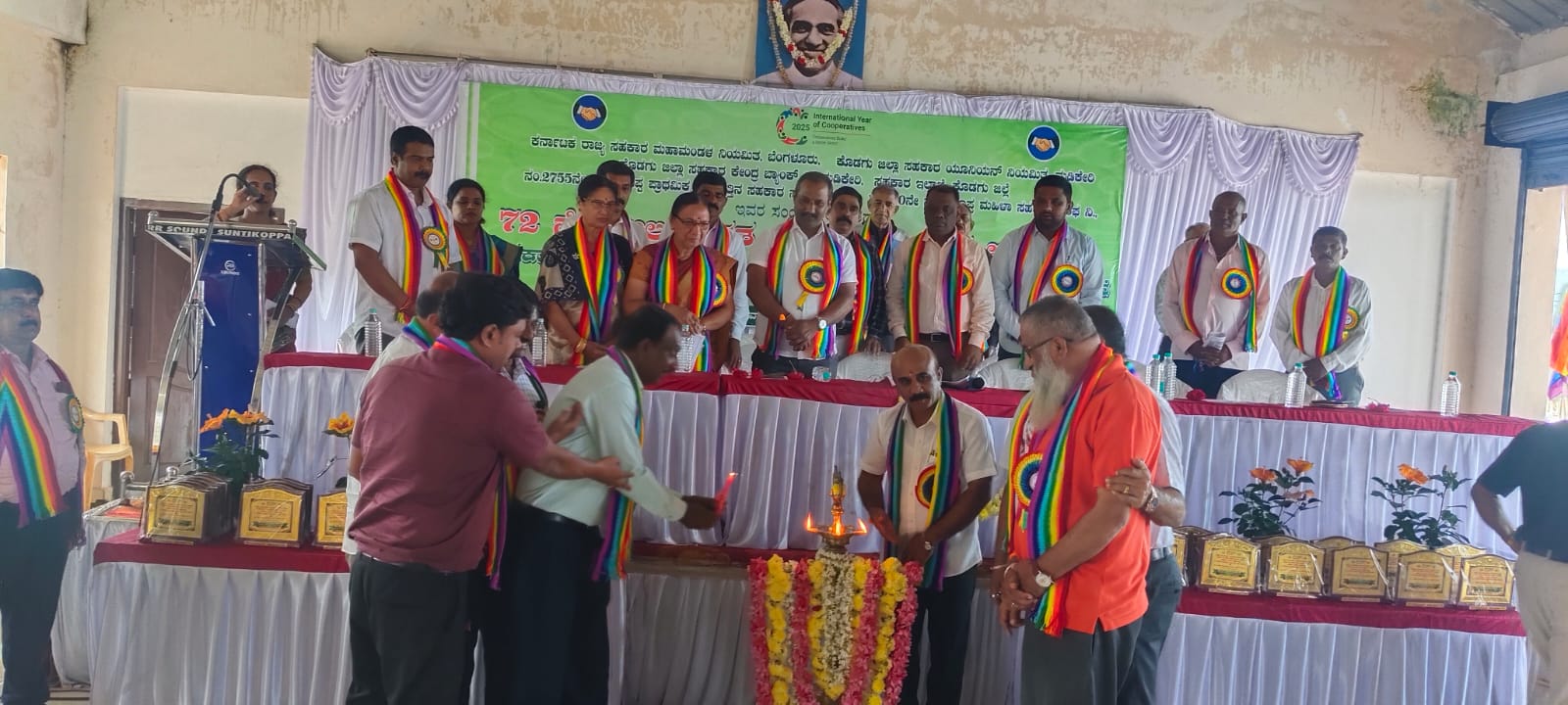 ಸುಂಟಿಕೊಪ್ಪ ಮಂಜನಾಥಯ್ಯ ಸಹಕಾರ ಭವನದಲ್ಲಿ ಭಾನುವಾರ 72ನೇ ಅಖಿಲ ಭಾರತ ಸಹಕಾರ ಸಪ್ತಾಹದ ಅಂಗವಾಗಿ ನಡೆದ  ಸಹಕಾರ ಸಂಸ್ಥೆಗಳ ಮೂಲಕ ಗ್ರಾಮೀಣ ಅಭಿವೃದ್ಧಿಯ ಬಲವರ್ಧನೆ ದಿನಾಚರಣೆಯನ್ನು ಕೊಡಗು ಜಿಲ್ಲಾ ಸಹಕಾರ ಯೂನಿಯನ್ ಅಧ್ಯಕ್ಷ ಪಳೆಯಂಡ ರಾಬಿನ್ ದೇವಯ್ಯ ಉದ್ಘಾಟಿಸಿದರು‌