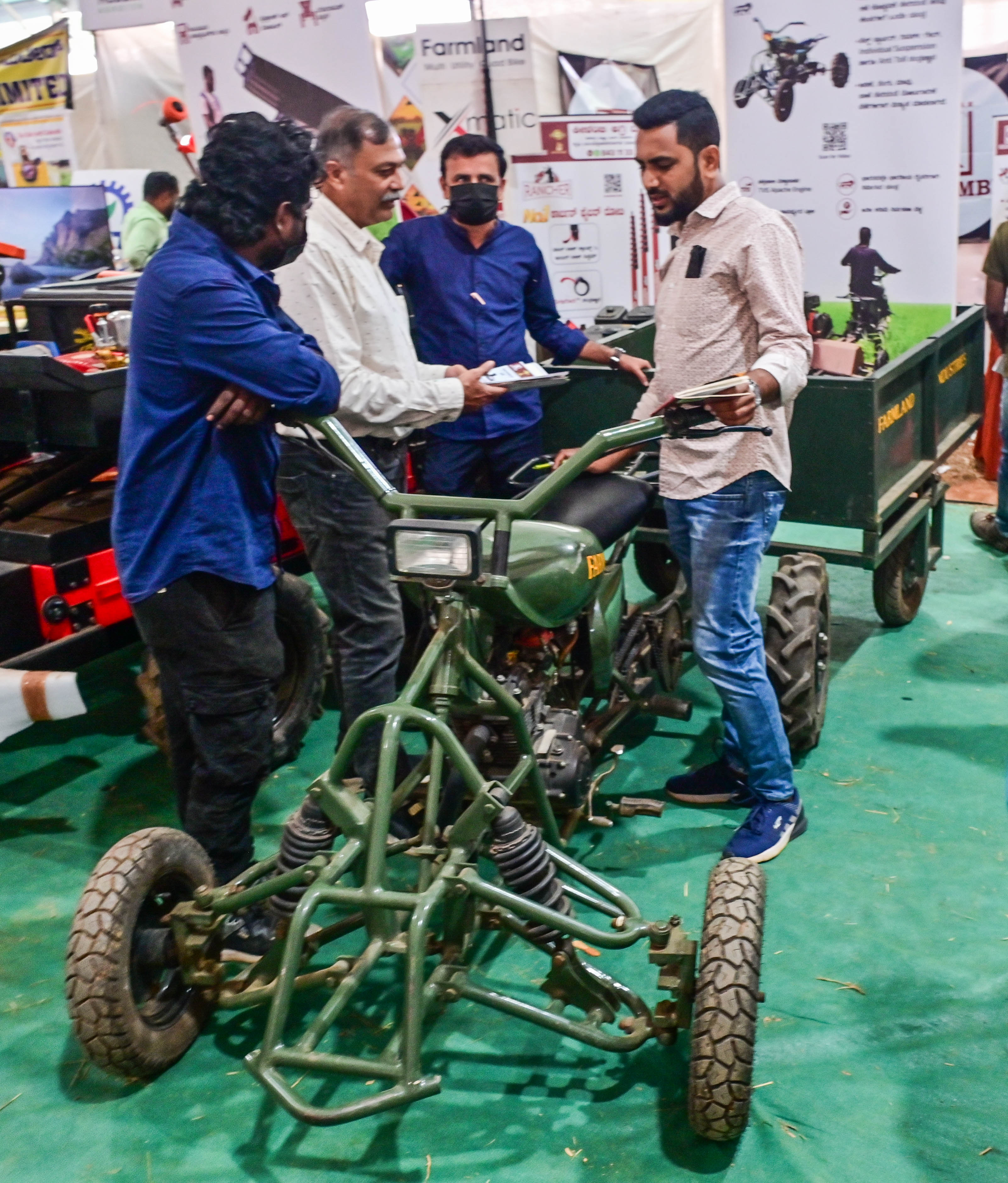 ಫಾರ್ಮ್‌ಲ್ಯಾಂಡ್‌ ಕ್ವಾಡ್‌ ಬೈಕ್‌ ಕುರಿತು ಕಂಪನಿಯ ಸಿಬ್ಬಂದಿ ರೈತರಿಗೆ ಮಾಹಿತಿ ನೀಡಿದರು 