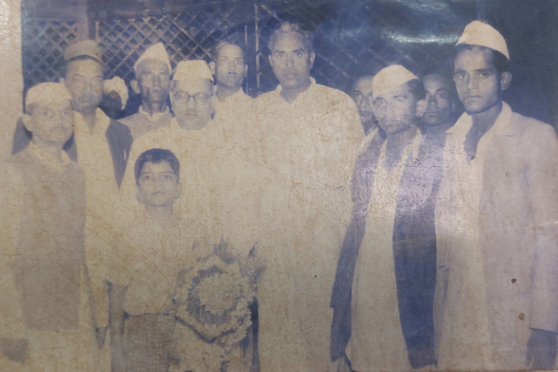 ಬಾದಾಮಿ ಸಾರ್ವಜನಿಕ ಗ್ರಂಥಾಲಯವನ್ನು ಅಂದಿನ ಕೇಂದ್ರ ಸಚಿವ ಲಾಲ್ ಬಹದ್ದೂರ್ ಶಾಸ್ತ್ರೀಜಿ ಉದ್ಘಾಟಿಸಿದ ಚಿತ್ರ. ಕೇಂದ್ರ ಸಚಿವ ಡಿ.ಪಿ. ಕಲಮಣಕರ. ವಿಜಯಪುರ ಸಂಸದ ಆರ್.ಸಿ ದುಬೆ. ಗಣ್ಯರಾದ ಕೆ.ಎಂ. ಪಟ್ಟಣಶೆಟ್ಟಿ ನರಹರಿಭಟ್ಟ ಜೋಶಿ ಗುಂಡಪ್ಪ ಮಿಟ್ಟಲಕೋಡ ವೈ.ಬಿ. ಪೈಯ್ಯನ್ನವರ ಪ್ರಭಣ್ಣ ಶಿರೂರ ಇದ್ದಾರೆ.