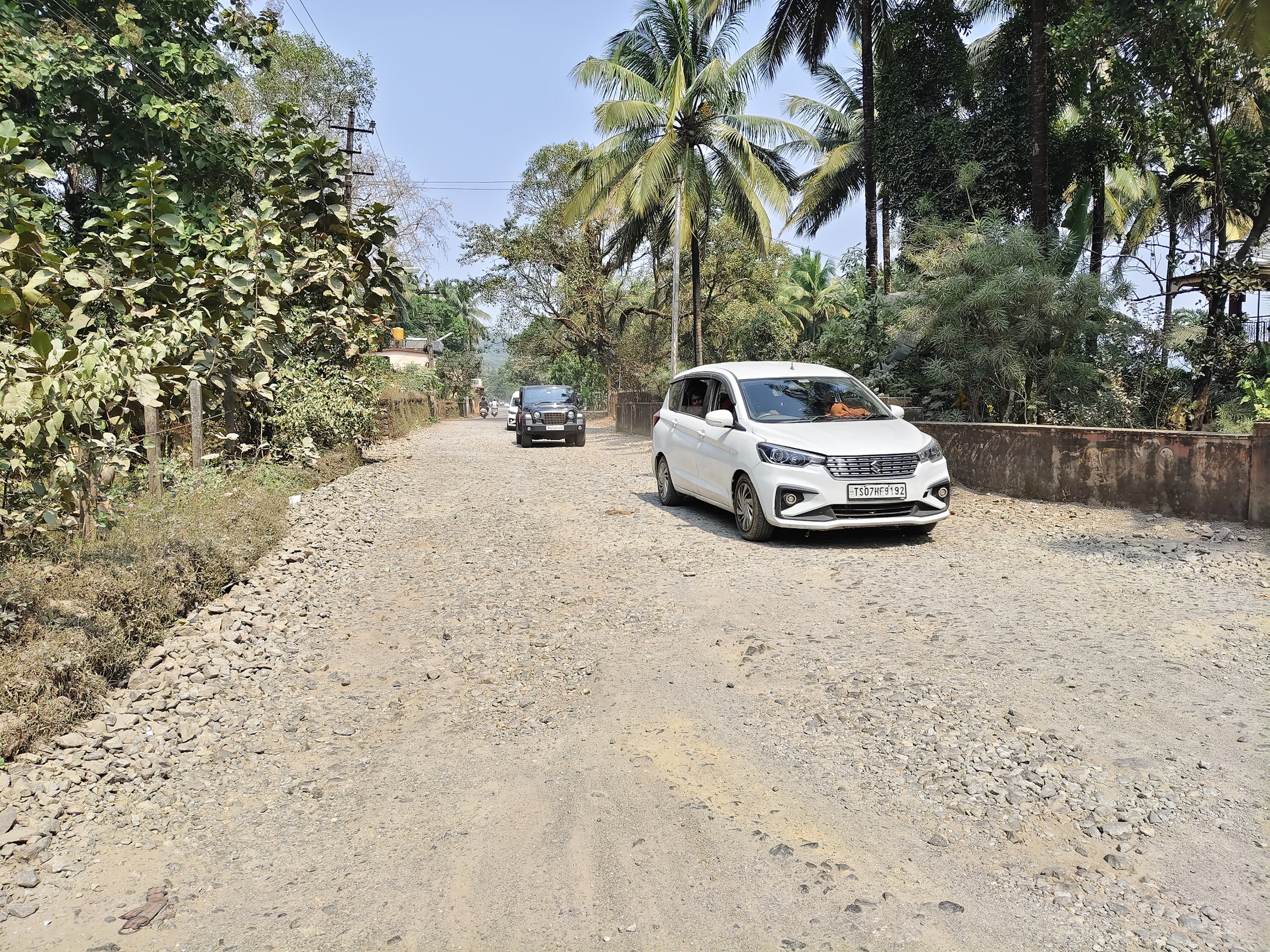 ಗೋಕರ್ಣ ಸಮೀಪದ ಸಿದೇಶ್ವರ ಗ್ರಾಮದ ಬಳಿ ರಾಜ್ಯ ಹೆದ್ದಾರಿಯ ಡಾಂಬರು ಕಿತ್ತಿದ್ದು ಜಲ್ಲಿಕಲ್ಲುಗಳು ಮೇಲೆದ್ದು ರಸ್ತೆ ದೂಳುಮಯವಾಗಿದೆ 