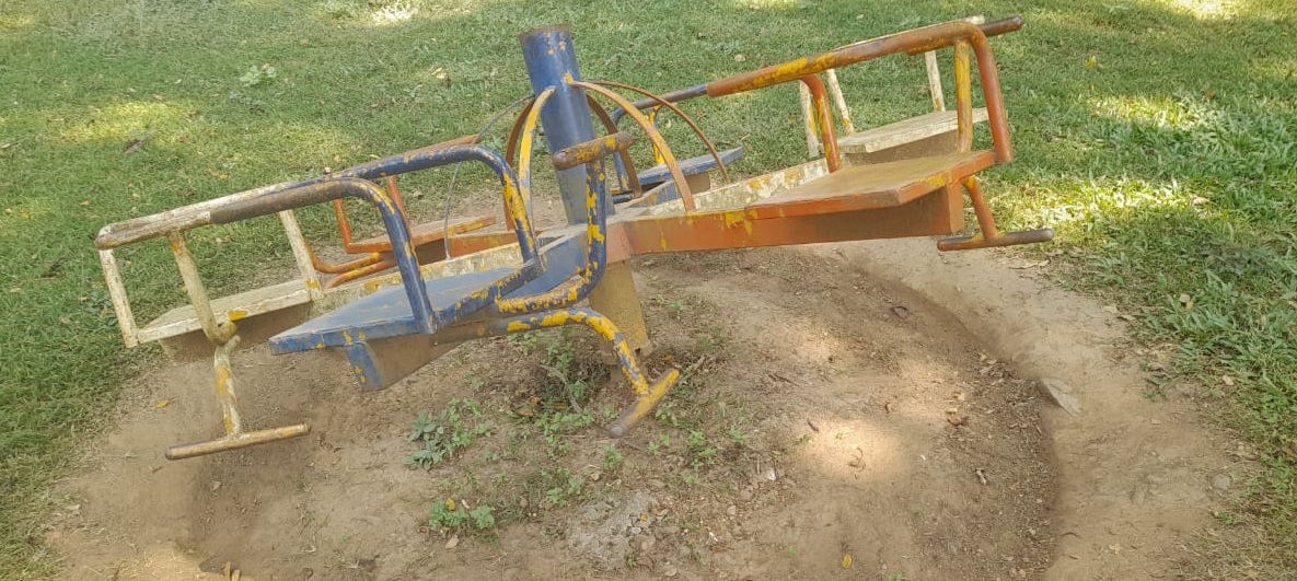 ತರೀಕೆರೆ ಪಟ್ಟಣದ ಮುಖ್ಯರಸ್ತೆಯಲ್ಲಿ ಇರುವ ಮಹಾತ್ಮಾ ಗಾಂಧಿ ಉದ್ಯಾನದ ಆಟಿಕೆಗಳು ಶಿಥಿಲಗೊಂಡಿವೆ